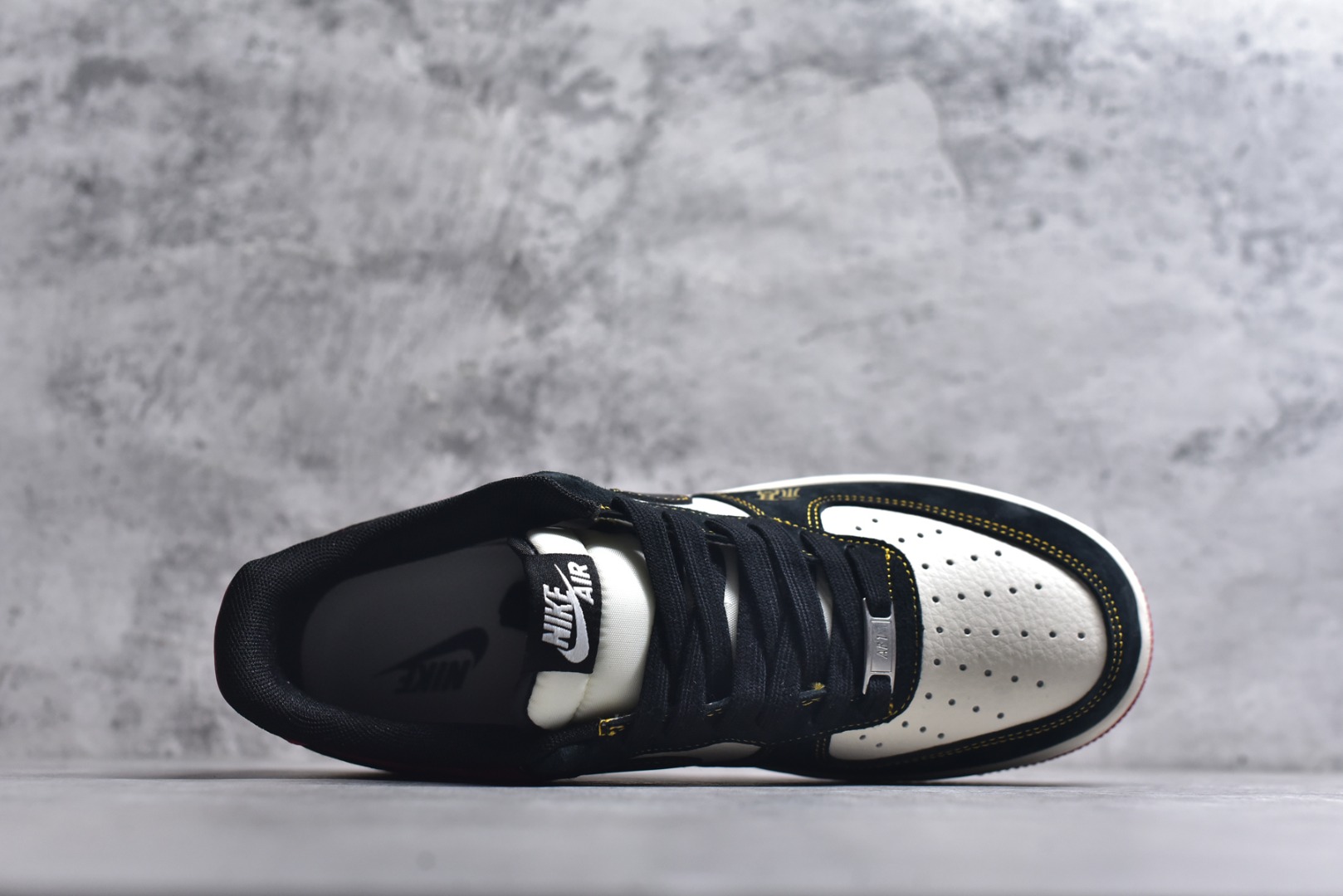 图片[4]-#2026马年限定Air Force 1太吸睛了！黑白红撞色超经典，鞋身福字、小马挂坠和2026浮雕满满新年仪式感，经典空军鞋型搭配全掌气垫，脚感柔软又百搭。新年穿它不仅颜值在线，还能把好运穿在脚下，潮人新年必备款！ 货号：HT5088-618 尺码：36 36.5 37.5 38 38.5 39 40 40.5 41 42 42.5 43 44 44.5 45-选品中心