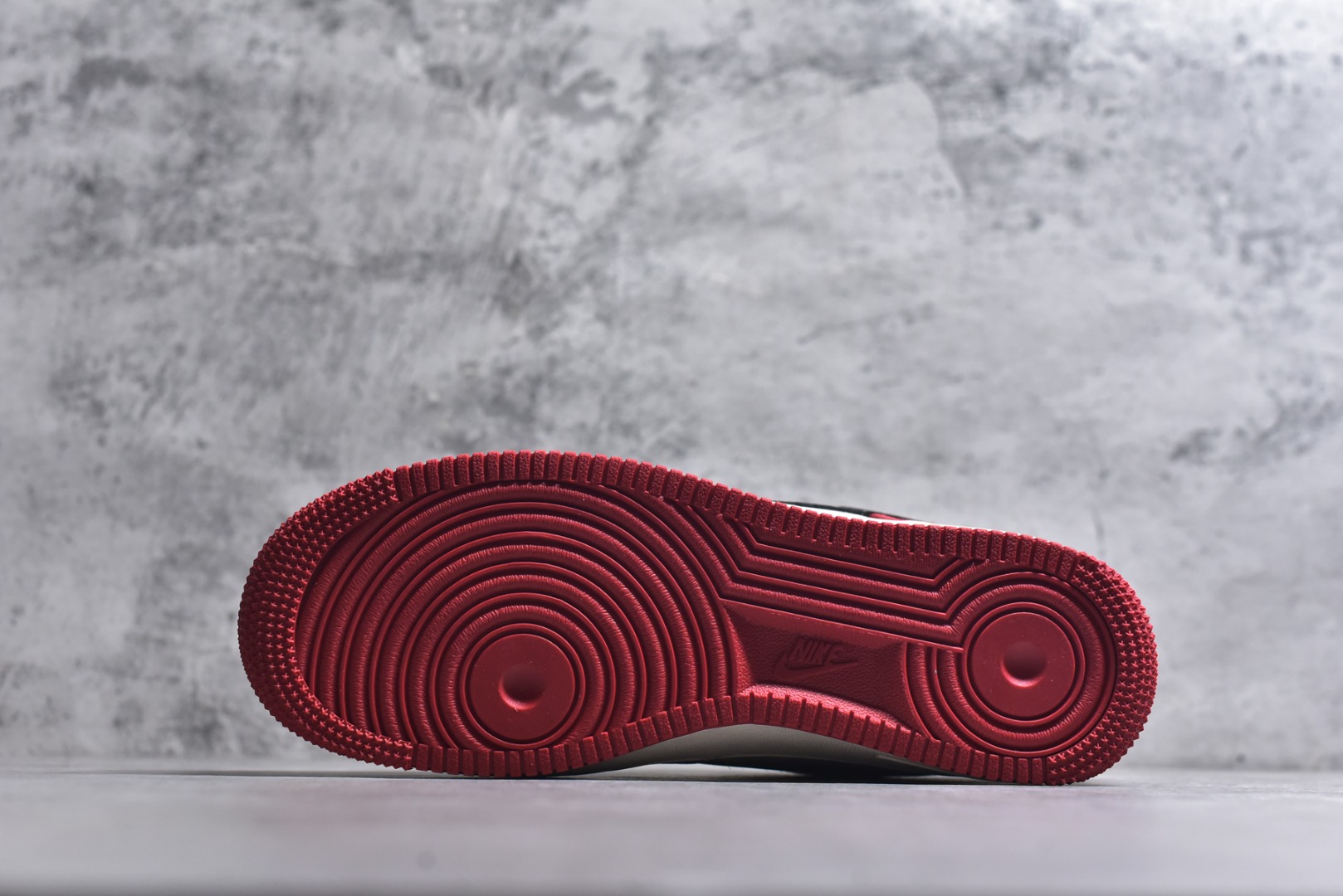 图片[6]-#2026马年限定Air Force 1太吸睛了！黑白红撞色超经典，鞋身福字、小马挂坠和2026浮雕满满新年仪式感，经典空军鞋型搭配全掌气垫，脚感柔软又百搭。新年穿它不仅颜值在线，还能把好运穿在脚下，潮人新年必备款！ 货号：HT5088-618 尺码：36 36.5 37.5 38 38.5 39 40 40.5 41 42 42.5 43 44 44.5 45-选品中心