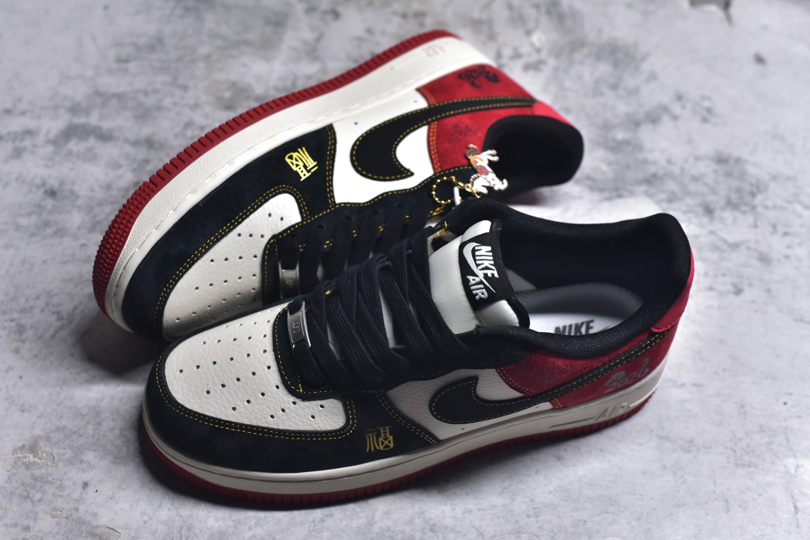 图片[7]-#2026马年限定Air Force 1太吸睛了！黑白红撞色超经典，鞋身福字、小马挂坠和2026浮雕满满新年仪式感，经典空军鞋型搭配全掌气垫，脚感柔软又百搭。新年穿它不仅颜值在线，还能把好运穿在脚下，潮人新年必备款！ 货号：HT5088-618 尺码：36 36.5 37.5 38 38.5 39 40 40.5 41 42 42.5 43 44 44.5 45-选品中心