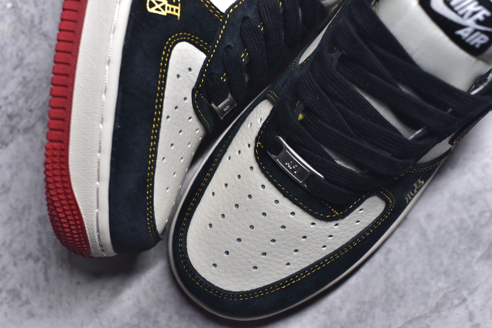 图片[8]-#2026马年限定Air Force 1太吸睛了！黑白红撞色超经典，鞋身福字、小马挂坠和2026浮雕满满新年仪式感，经典空军鞋型搭配全掌气垫，脚感柔软又百搭。新年穿它不仅颜值在线，还能把好运穿在脚下，潮人新年必备款！ 货号：HT5088-618 尺码：36 36.5 37.5 38 38.5 39 40 40.5 41 42 42.5 43 44 44.5 45-选品中心