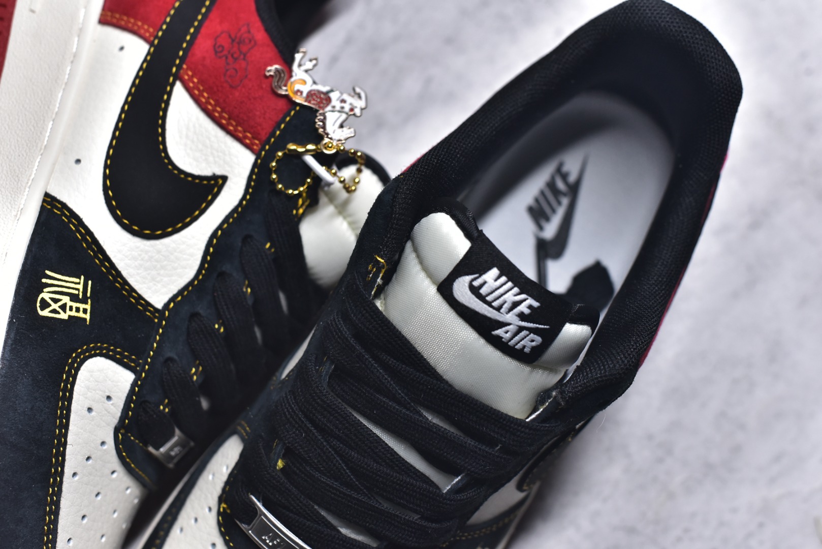 图片[9]-#2026马年限定Air Force 1太吸睛了！黑白红撞色超经典，鞋身福字、小马挂坠和2026浮雕满满新年仪式感，经典空军鞋型搭配全掌气垫，脚感柔软又百搭。新年穿它不仅颜值在线，还能把好运穿在脚下，潮人新年必备款！ 货号：HT5088-618 尺码：36 36.5 37.5 38 38.5 39 40 40.5 41 42 42.5 43 44 44.5 45-选品中心