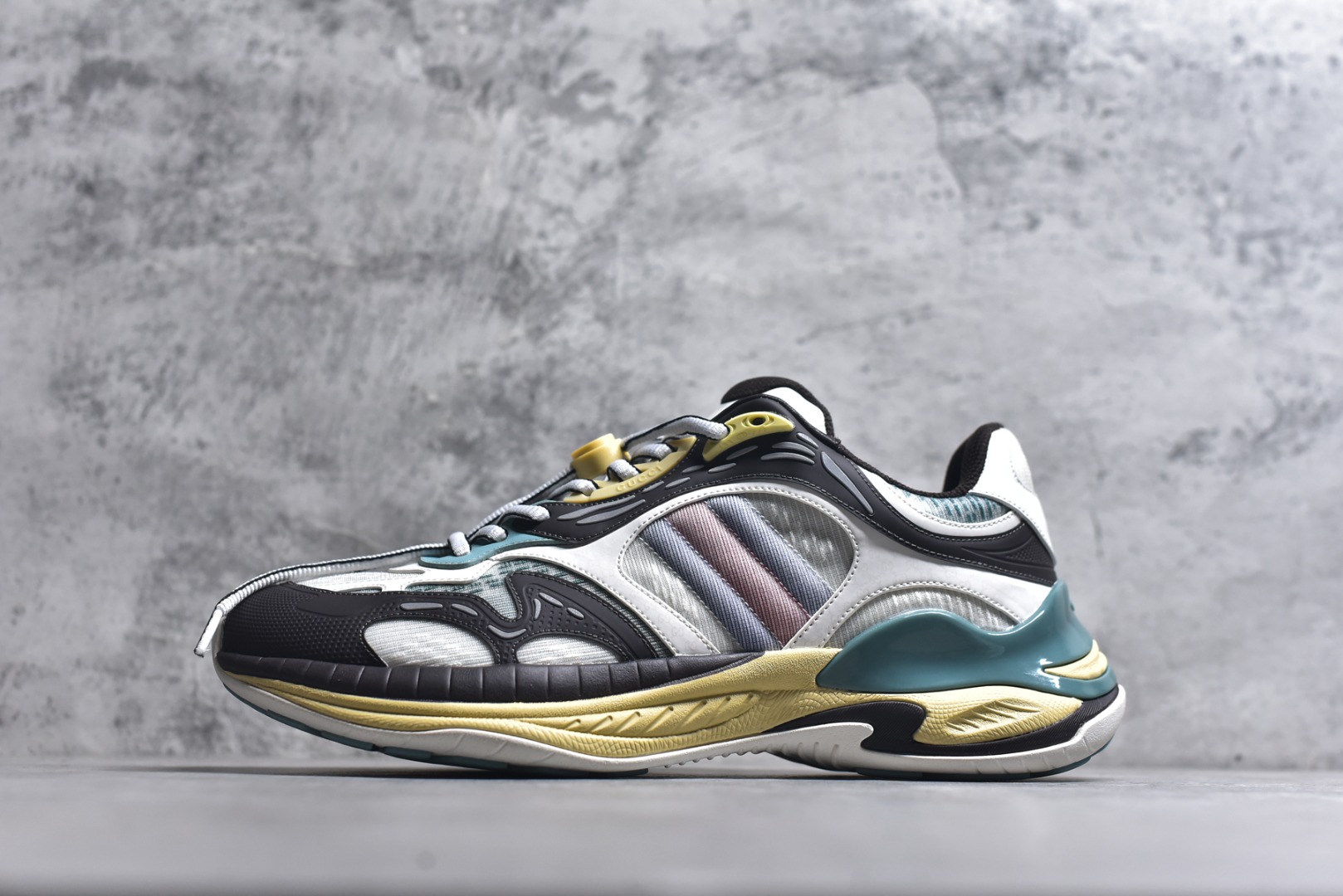 #GUCCI 古驰皮革圆头抽绳低帮生活休闲鞋 Gucci（古驰）是源于意大利的时装奢饰品牌，是全球奢侈品品牌之一。由古驰奥•古驰在1921年于意大利佛罗伦萨创办。古驰的严品包括时装、皮具、皮鞋、手表、领带、丝巾、香水、家居用品及宠物用品等，借由其独特的创意和革新，以及精湛的意大利工艺闻名于世。GUCCl品牌时装一向以高档、豪华、性感而闻名于世，以“身份与财富之象征”品牌形象成为富有上流社会的消费宠儿。古驰—-永恒而经典并深受明星们的青睐，品牌灵感源自演员，公主和名媛等杰出女性。实拍调校N版已经零色差零失真 百分百还原实物色彩所见即所得 不存在货不对板色差等低级问题 选购参考实物拍摄 不混卖不参货 只用心做好货严格选品 承诺混一赔十 尺码：36-45-选品中心