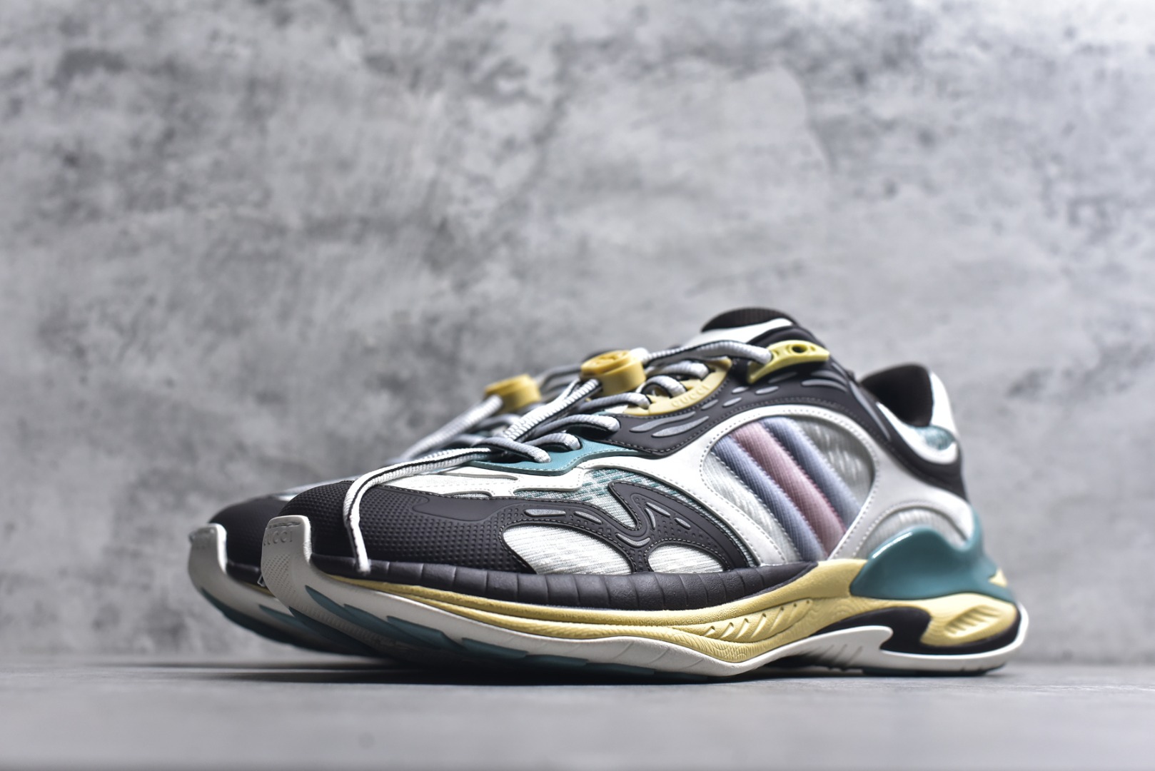 图片[2]-#GUCCI 古驰皮革圆头抽绳低帮生活休闲鞋 Gucci（古驰）是源于意大利的时装奢饰品牌，是全球奢侈品品牌之一。由古驰奥•古驰在1921年于意大利佛罗伦萨创办。古驰的严品包括时装、皮具、皮鞋、手表、领带、丝巾、香水、家居用品及宠物用品等，借由其独特的创意和革新，以及精湛的意大利工艺闻名于世。GUCCl品牌时装一向以高档、豪华、性感而闻名于世，以“身份与财富之象征”品牌形象成为富有上流社会的消费宠儿。古驰—-永恒而经典并深受明星们的青睐，品牌灵感源自演员，公主和名媛等杰出女性。实拍调校N版已经零色差零失真 百分百还原实物色彩所见即所得 不存在货不对板色差等低级问题 选购参考实物拍摄 不混卖不参货 只用心做好货严格选品 承诺混一赔十 尺码：36-45-选品中心