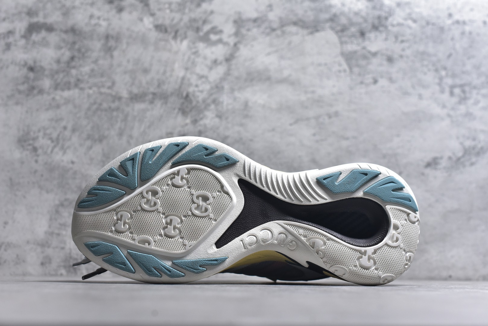 图片[6]-#GUCCI 古驰皮革圆头抽绳低帮生活休闲鞋 Gucci（古驰）是源于意大利的时装奢饰品牌，是全球奢侈品品牌之一。由古驰奥•古驰在1921年于意大利佛罗伦萨创办。古驰的严品包括时装、皮具、皮鞋、手表、领带、丝巾、香水、家居用品及宠物用品等，借由其独特的创意和革新，以及精湛的意大利工艺闻名于世。GUCCl品牌时装一向以高档、豪华、性感而闻名于世，以“身份与财富之象征”品牌形象成为富有上流社会的消费宠儿。古驰—-永恒而经典并深受明星们的青睐，品牌灵感源自演员，公主和名媛等杰出女性。实拍调校N版已经零色差零失真 百分百还原实物色彩所见即所得 不存在货不对板色差等低级问题 选购参考实物拍摄 不混卖不参货 只用心做好货严格选品 承诺混一赔十 尺码：36-45-选品中心