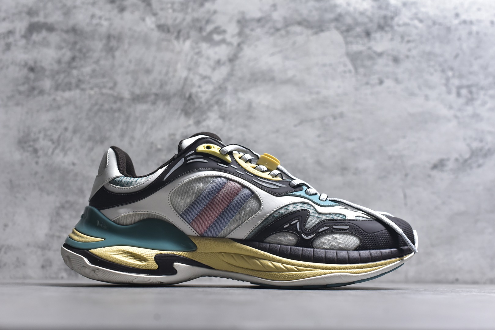 图片[3]-#GUCCI 古驰皮革圆头抽绳低帮生活休闲鞋 Gucci（古驰）是源于意大利的时装奢饰品牌，是全球奢侈品品牌之一。由古驰奥•古驰在1921年于意大利佛罗伦萨创办。古驰的严品包括时装、皮具、皮鞋、手表、领带、丝巾、香水、家居用品及宠物用品等，借由其独特的创意和革新，以及精湛的意大利工艺闻名于世。GUCCl品牌时装一向以高档、豪华、性感而闻名于世，以“身份与财富之象征”品牌形象成为富有上流社会的消费宠儿。古驰—-永恒而经典并深受明星们的青睐，品牌灵感源自演员，公主和名媛等杰出女性。实拍调校N版已经零色差零失真 百分百还原实物色彩所见即所得 不存在货不对板色差等低级问题 选购参考实物拍摄 不混卖不参货 只用心做好货严格选品 承诺混一赔十 尺码：36-45-选品中心