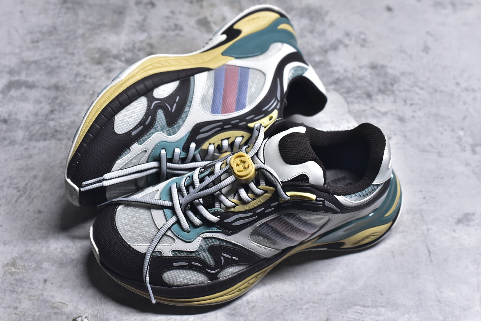 图片[7]-#GUCCI 古驰皮革圆头抽绳低帮生活休闲鞋 Gucci（古驰）是源于意大利的时装奢饰品牌，是全球奢侈品品牌之一。由古驰奥•古驰在1921年于意大利佛罗伦萨创办。古驰的严品包括时装、皮具、皮鞋、手表、领带、丝巾、香水、家居用品及宠物用品等，借由其独特的创意和革新，以及精湛的意大利工艺闻名于世。GUCCl品牌时装一向以高档、豪华、性感而闻名于世，以“身份与财富之象征”品牌形象成为富有上流社会的消费宠儿。古驰—-永恒而经典并深受明星们的青睐，品牌灵感源自演员，公主和名媛等杰出女性。实拍调校N版已经零色差零失真 百分百还原实物色彩所见即所得 不存在货不对板色差等低级问题 选购参考实物拍摄 不混卖不参货 只用心做好货严格选品 承诺混一赔十 尺码：36-45-选品中心