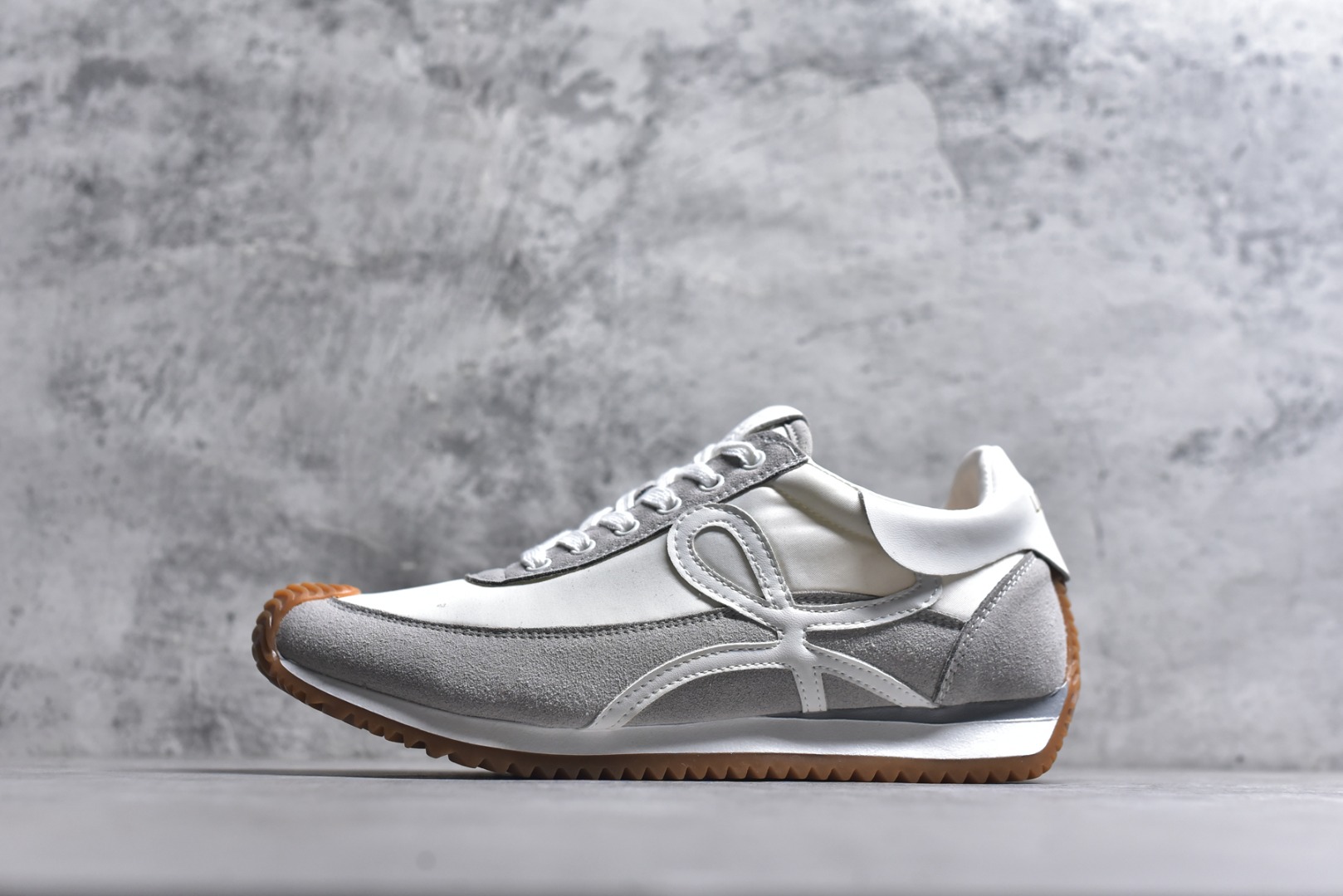 #罗意威Loewe Ballet Runner 2.0 Sneakers 芭蕾舞2.0系列阿甘复古风德训薄底百搭休闲运动鞋 市面最高性价比 实体平台跑量 主打推荐好货 采用反绒牛皮革拼接头层皮饰片鞋面材质鞋身原装高密度防刮尼龙面料,极好柔软效果双层乳胶缓震鞋垫外部搭配轻量EVA缓震组合橡胶防滑片装外底不对称鞋头设计、袜状内部结构，轻盈橡胶外底延伸至鞋头 20 毫米鞋跟，附白色和同色系鞋带侧面饰有 L 徽标，鞋舌饰有压纹 Anagram 后跟标签饰有注塑橡胶 LOEWE 标志升级原楦型开发纸版全手工拉帮工艺成型 尺码：35 36 37 38 39 40 41 42 43 44 45-选品中心