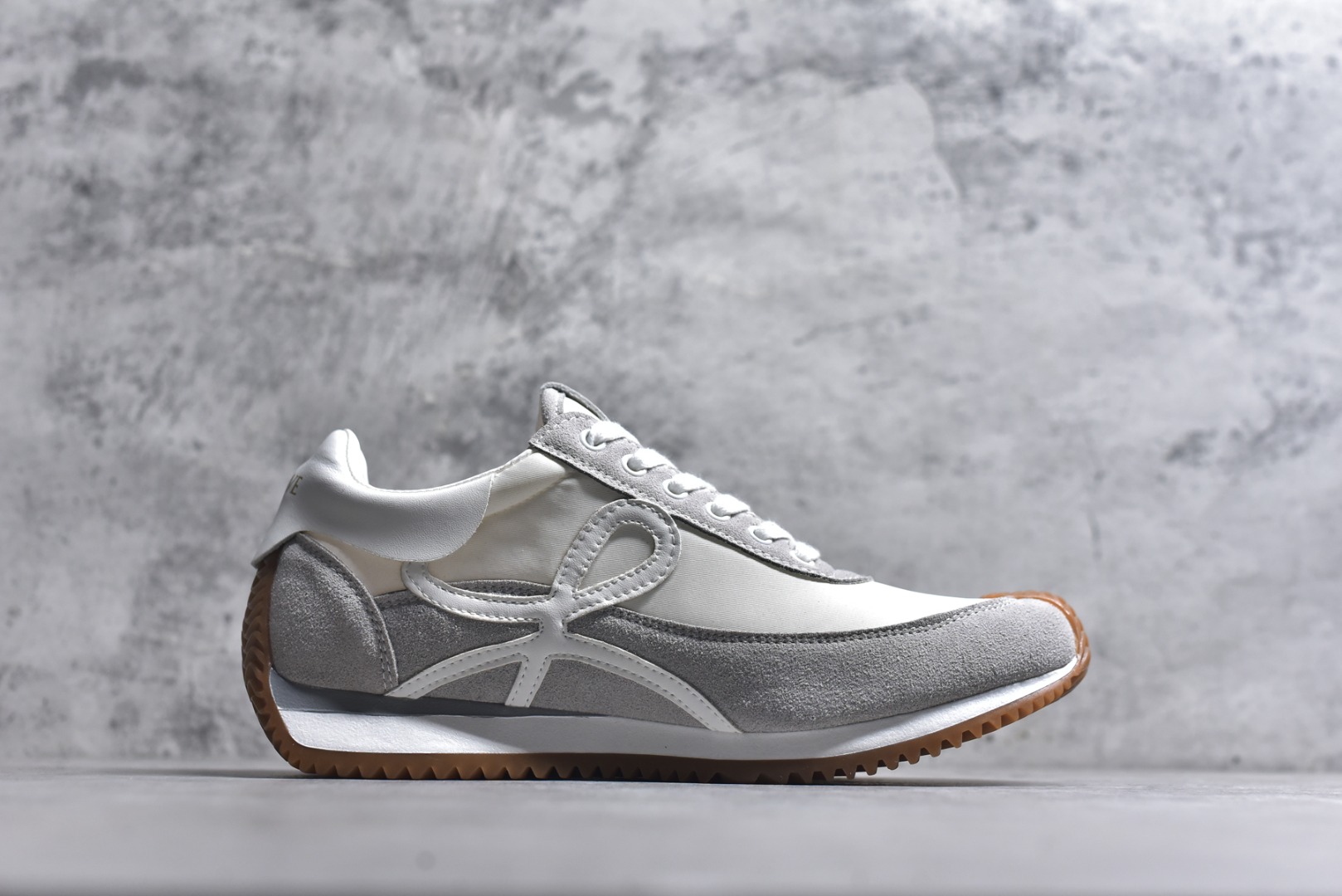 图片[3]-#罗意威Loewe Ballet Runner 2.0 Sneakers 芭蕾舞2.0系列阿甘复古风德训薄底百搭休闲运动鞋 市面最高性价比 实体平台跑量 主打推荐好货 采用反绒牛皮革拼接头层皮饰片鞋面材质鞋身原装高密度防刮尼龙面料,极好柔软效果双层乳胶缓震鞋垫外部搭配轻量EVA缓震组合橡胶防滑片装外底不对称鞋头设计、袜状内部结构，轻盈橡胶外底延伸至鞋头 20 毫米鞋跟，附白色和同色系鞋带侧面饰有 L 徽标，鞋舌饰有压纹 Anagram 后跟标签饰有注塑橡胶 LOEWE 标志升级原楦型开发纸版全手工拉帮工艺成型 尺码：35 36 37 38 39 40 41 42 43 44 45-选品中心