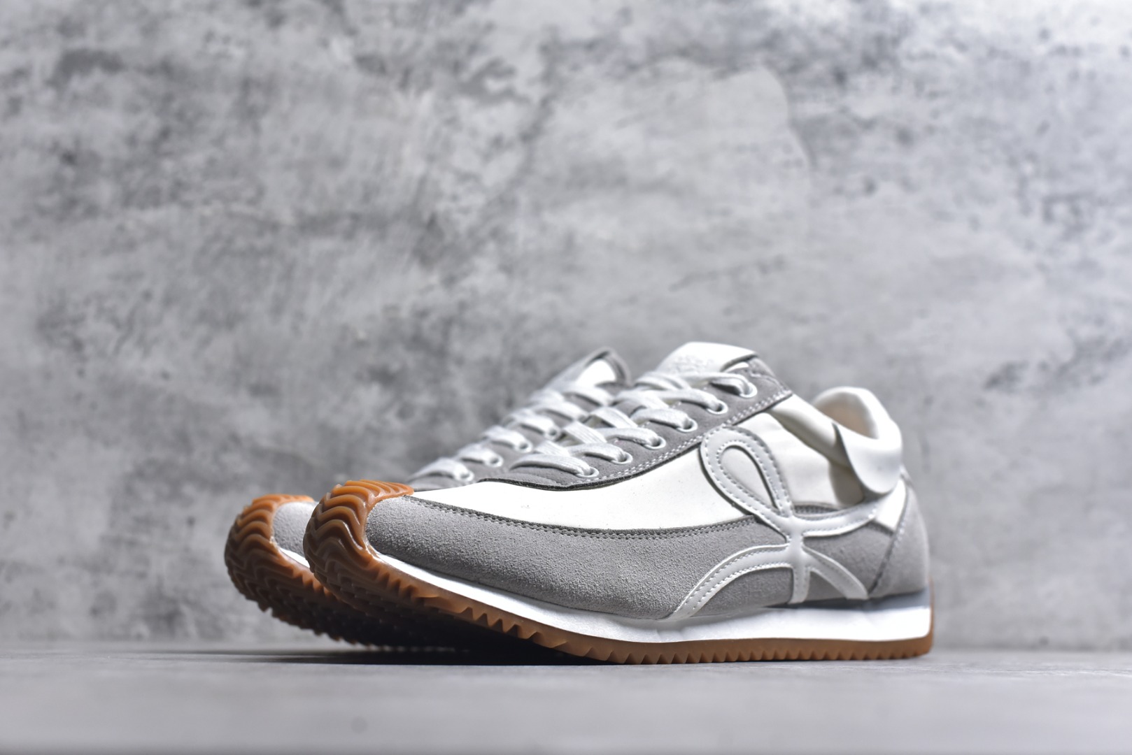 图片[2]-#罗意威Loewe Ballet Runner 2.0 Sneakers 芭蕾舞2.0系列阿甘复古风德训薄底百搭休闲运动鞋 市面最高性价比 实体平台跑量 主打推荐好货 采用反绒牛皮革拼接头层皮饰片鞋面材质鞋身原装高密度防刮尼龙面料,极好柔软效果双层乳胶缓震鞋垫外部搭配轻量EVA缓震组合橡胶防滑片装外底不对称鞋头设计、袜状内部结构，轻盈橡胶外底延伸至鞋头 20 毫米鞋跟，附白色和同色系鞋带侧面饰有 L 徽标，鞋舌饰有压纹 Anagram 后跟标签饰有注塑橡胶 LOEWE 标志升级原楦型开发纸版全手工拉帮工艺成型 尺码：35 36 37 38 39 40 41 42 43 44 45-选品中心