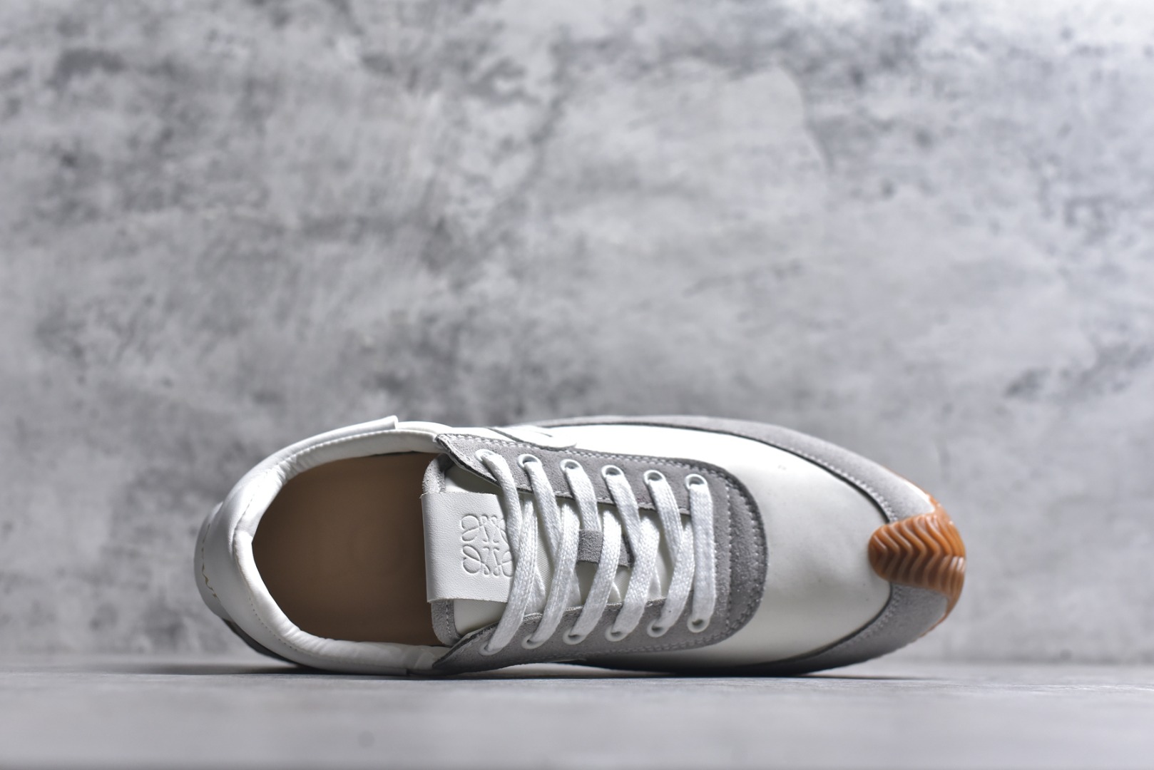 图片[4]-#罗意威Loewe Ballet Runner 2.0 Sneakers 芭蕾舞2.0系列阿甘复古风德训薄底百搭休闲运动鞋 市面最高性价比 实体平台跑量 主打推荐好货 采用反绒牛皮革拼接头层皮饰片鞋面材质鞋身原装高密度防刮尼龙面料,极好柔软效果双层乳胶缓震鞋垫外部搭配轻量EVA缓震组合橡胶防滑片装外底不对称鞋头设计、袜状内部结构，轻盈橡胶外底延伸至鞋头 20 毫米鞋跟，附白色和同色系鞋带侧面饰有 L 徽标，鞋舌饰有压纹 Anagram 后跟标签饰有注塑橡胶 LOEWE 标志升级原楦型开发纸版全手工拉帮工艺成型 尺码：35 36 37 38 39 40 41 42 43 44 45-选品中心