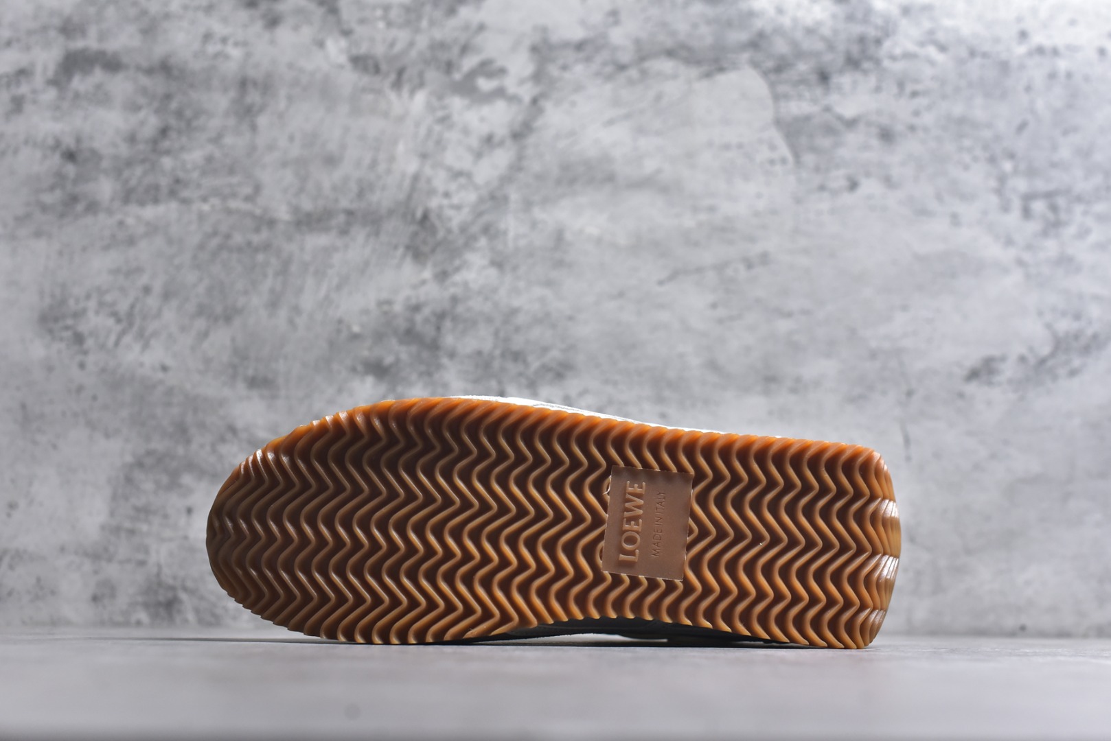 图片[6]-#罗意威Loewe Ballet Runner 2.0 Sneakers 芭蕾舞2.0系列阿甘复古风德训薄底百搭休闲运动鞋 市面最高性价比 实体平台跑量 主打推荐好货 采用反绒牛皮革拼接头层皮饰片鞋面材质鞋身原装高密度防刮尼龙面料,极好柔软效果双层乳胶缓震鞋垫外部搭配轻量EVA缓震组合橡胶防滑片装外底不对称鞋头设计、袜状内部结构，轻盈橡胶外底延伸至鞋头 20 毫米鞋跟，附白色和同色系鞋带侧面饰有 L 徽标，鞋舌饰有压纹 Anagram 后跟标签饰有注塑橡胶 LOEWE 标志升级原楦型开发纸版全手工拉帮工艺成型 尺码：35 36 37 38 39 40 41 42 43 44 45-选品中心