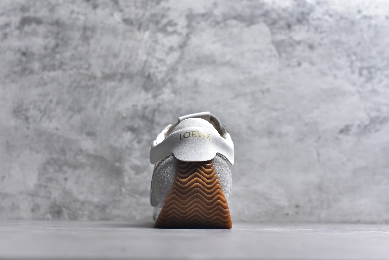 图片[5]-#罗意威Loewe Ballet Runner 2.0 Sneakers 芭蕾舞2.0系列阿甘复古风德训薄底百搭休闲运动鞋 市面最高性价比 实体平台跑量 主打推荐好货 采用反绒牛皮革拼接头层皮饰片鞋面材质鞋身原装高密度防刮尼龙面料,极好柔软效果双层乳胶缓震鞋垫外部搭配轻量EVA缓震组合橡胶防滑片装外底不对称鞋头设计、袜状内部结构，轻盈橡胶外底延伸至鞋头 20 毫米鞋跟，附白色和同色系鞋带侧面饰有 L 徽标，鞋舌饰有压纹 Anagram 后跟标签饰有注塑橡胶 LOEWE 标志升级原楦型开发纸版全手工拉帮工艺成型 尺码：35 36 37 38 39 40 41 42 43 44 45-选品中心