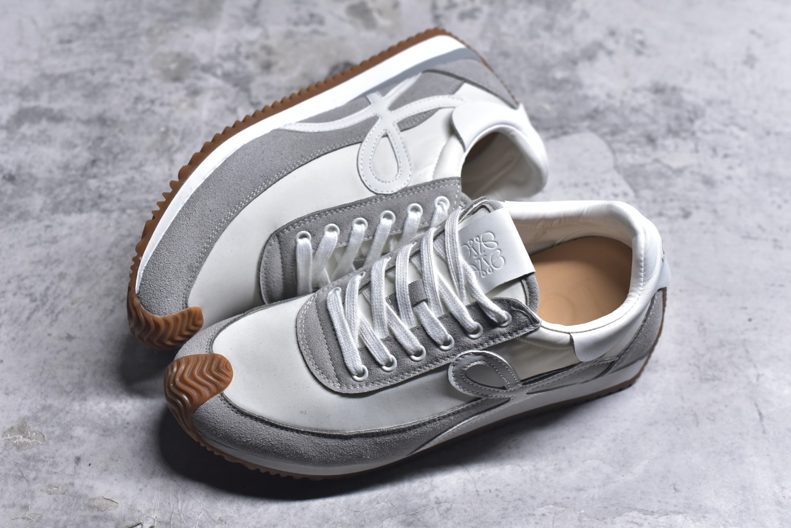 图片[7]-#罗意威Loewe Ballet Runner 2.0 Sneakers 芭蕾舞2.0系列阿甘复古风德训薄底百搭休闲运动鞋 市面最高性价比 实体平台跑量 主打推荐好货 采用反绒牛皮革拼接头层皮饰片鞋面材质鞋身原装高密度防刮尼龙面料,极好柔软效果双层乳胶缓震鞋垫外部搭配轻量EVA缓震组合橡胶防滑片装外底不对称鞋头设计、袜状内部结构，轻盈橡胶外底延伸至鞋头 20 毫米鞋跟，附白色和同色系鞋带侧面饰有 L 徽标，鞋舌饰有压纹 Anagram 后跟标签饰有注塑橡胶 LOEWE 标志升级原楦型开发纸版全手工拉帮工艺成型 尺码：35 36 37 38 39 40 41 42 43 44 45-选品中心