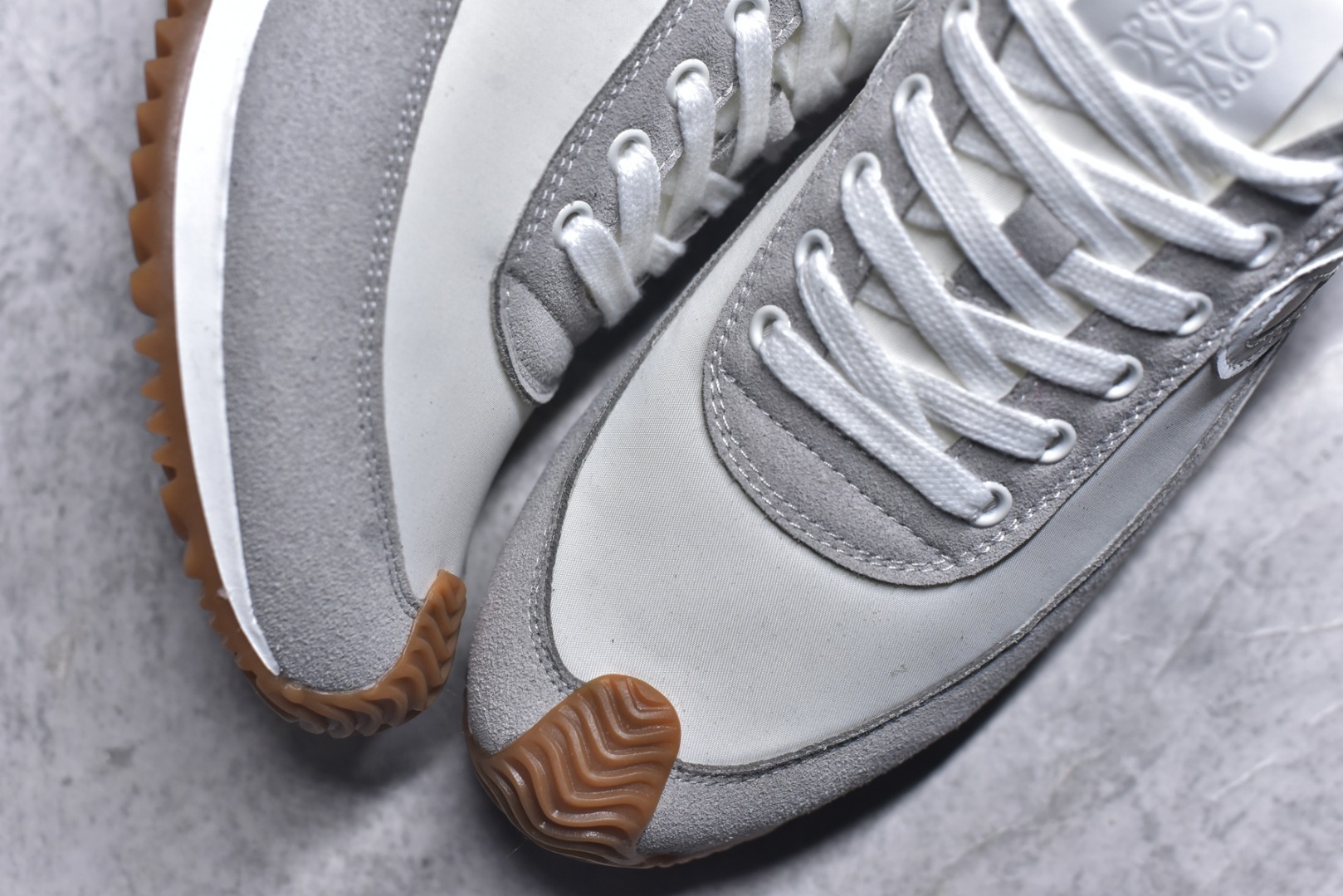 图片[8]-#罗意威Loewe Ballet Runner 2.0 Sneakers 芭蕾舞2.0系列阿甘复古风德训薄底百搭休闲运动鞋 市面最高性价比 实体平台跑量 主打推荐好货 采用反绒牛皮革拼接头层皮饰片鞋面材质鞋身原装高密度防刮尼龙面料,极好柔软效果双层乳胶缓震鞋垫外部搭配轻量EVA缓震组合橡胶防滑片装外底不对称鞋头设计、袜状内部结构，轻盈橡胶外底延伸至鞋头 20 毫米鞋跟，附白色和同色系鞋带侧面饰有 L 徽标，鞋舌饰有压纹 Anagram 后跟标签饰有注塑橡胶 LOEWE 标志升级原楦型开发纸版全手工拉帮工艺成型 尺码：35 36 37 38 39 40 41 42 43 44 45-选品中心