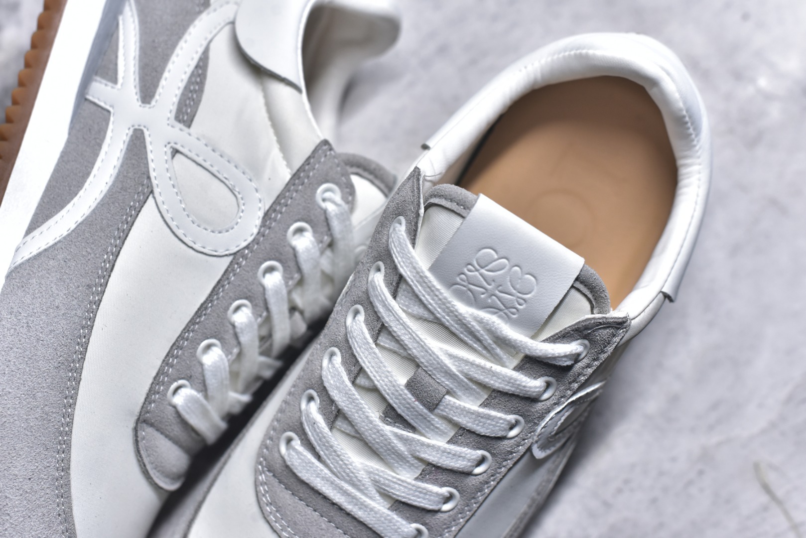 图片[9]-#罗意威Loewe Ballet Runner 2.0 Sneakers 芭蕾舞2.0系列阿甘复古风德训薄底百搭休闲运动鞋 市面最高性价比 实体平台跑量 主打推荐好货 采用反绒牛皮革拼接头层皮饰片鞋面材质鞋身原装高密度防刮尼龙面料,极好柔软效果双层乳胶缓震鞋垫外部搭配轻量EVA缓震组合橡胶防滑片装外底不对称鞋头设计、袜状内部结构，轻盈橡胶外底延伸至鞋头 20 毫米鞋跟，附白色和同色系鞋带侧面饰有 L 徽标，鞋舌饰有压纹 Anagram 后跟标签饰有注塑橡胶 LOEWE 标志升级原楦型开发纸版全手工拉帮工艺成型 尺码：35 36 37 38 39 40 41 42 43 44 45-选品中心