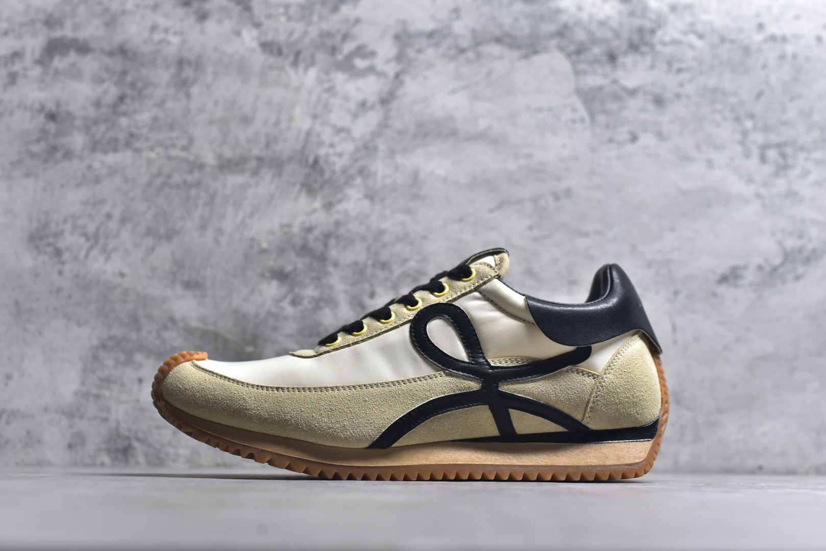 #罗意威Loewe Ballet Runner 2.0 Sneakers 芭蕾舞2.0系列阿甘复古风德训薄底百搭休闲运动鞋 市面最高性价比 实体平台跑量 主打推荐好货 采用反绒牛皮革拼接头层皮饰片鞋面材质鞋身原装高密度防刮尼龙面料,极好柔软效果双层乳胶缓震鞋垫外部搭配轻量EVA缓震组合橡胶防滑片装外底不对称鞋头设计、袜状内部结构，轻盈橡胶外底延伸至鞋头 20 毫米鞋跟，附白色和同色系鞋带侧面饰有 L 徽标，鞋舌饰有压纹 Anagram 后跟标签饰有注塑橡胶 LOEWE 标志升级原楦型开发纸版全手工拉帮工艺成型 尺码：35 36 37 38 39 40 41 42 43 44 45-选品中心