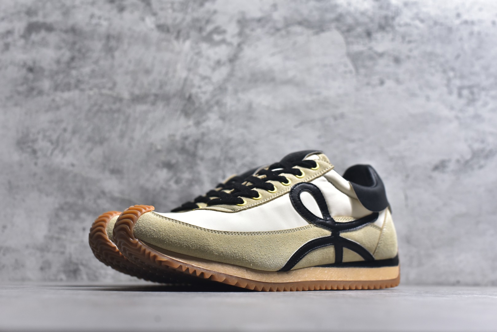 图片[2]-#罗意威Loewe Ballet Runner 2.0 Sneakers 芭蕾舞2.0系列阿甘复古风德训薄底百搭休闲运动鞋 市面最高性价比 实体平台跑量 主打推荐好货 采用反绒牛皮革拼接头层皮饰片鞋面材质鞋身原装高密度防刮尼龙面料,极好柔软效果双层乳胶缓震鞋垫外部搭配轻量EVA缓震组合橡胶防滑片装外底不对称鞋头设计、袜状内部结构，轻盈橡胶外底延伸至鞋头 20 毫米鞋跟，附白色和同色系鞋带侧面饰有 L 徽标，鞋舌饰有压纹 Anagram 后跟标签饰有注塑橡胶 LOEWE 标志升级原楦型开发纸版全手工拉帮工艺成型 尺码：35 36 37 38 39 40 41 42 43 44 45-选品中心