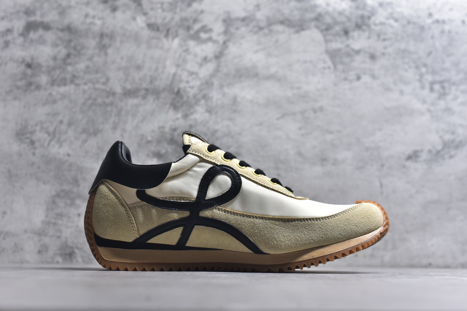 图片[3]-#罗意威Loewe Ballet Runner 2.0 Sneakers 芭蕾舞2.0系列阿甘复古风德训薄底百搭休闲运动鞋 市面最高性价比 实体平台跑量 主打推荐好货 采用反绒牛皮革拼接头层皮饰片鞋面材质鞋身原装高密度防刮尼龙面料,极好柔软效果双层乳胶缓震鞋垫外部搭配轻量EVA缓震组合橡胶防滑片装外底不对称鞋头设计、袜状内部结构，轻盈橡胶外底延伸至鞋头 20 毫米鞋跟，附白色和同色系鞋带侧面饰有 L 徽标，鞋舌饰有压纹 Anagram 后跟标签饰有注塑橡胶 LOEWE 标志升级原楦型开发纸版全手工拉帮工艺成型 尺码：35 36 37 38 39 40 41 42 43 44 45-选品中心