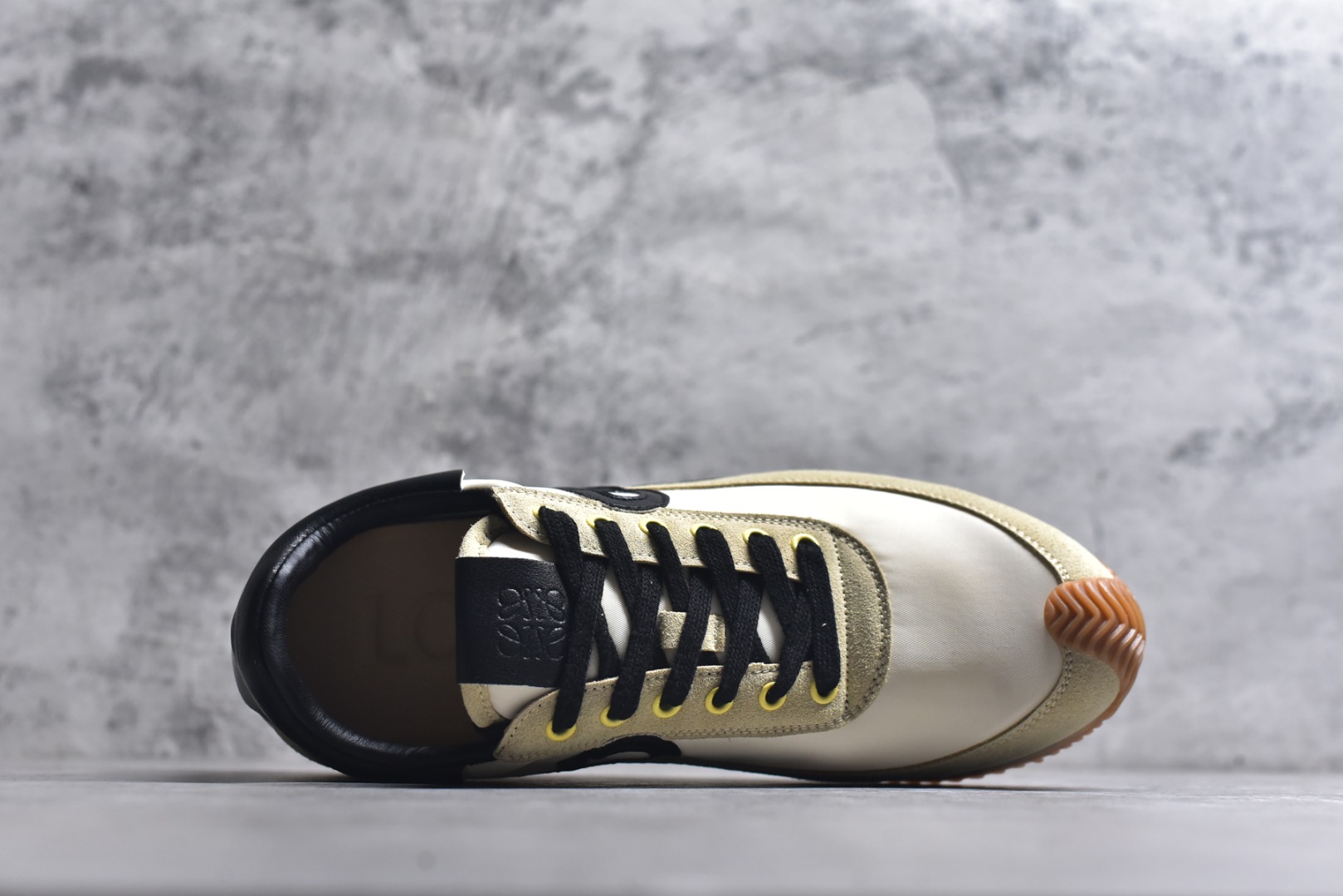 图片[4]-#罗意威Loewe Ballet Runner 2.0 Sneakers 芭蕾舞2.0系列阿甘复古风德训薄底百搭休闲运动鞋 市面最高性价比 实体平台跑量 主打推荐好货 采用反绒牛皮革拼接头层皮饰片鞋面材质鞋身原装高密度防刮尼龙面料,极好柔软效果双层乳胶缓震鞋垫外部搭配轻量EVA缓震组合橡胶防滑片装外底不对称鞋头设计、袜状内部结构，轻盈橡胶外底延伸至鞋头 20 毫米鞋跟，附白色和同色系鞋带侧面饰有 L 徽标，鞋舌饰有压纹 Anagram 后跟标签饰有注塑橡胶 LOEWE 标志升级原楦型开发纸版全手工拉帮工艺成型 尺码：35 36 37 38 39 40 41 42 43 44 45-选品中心