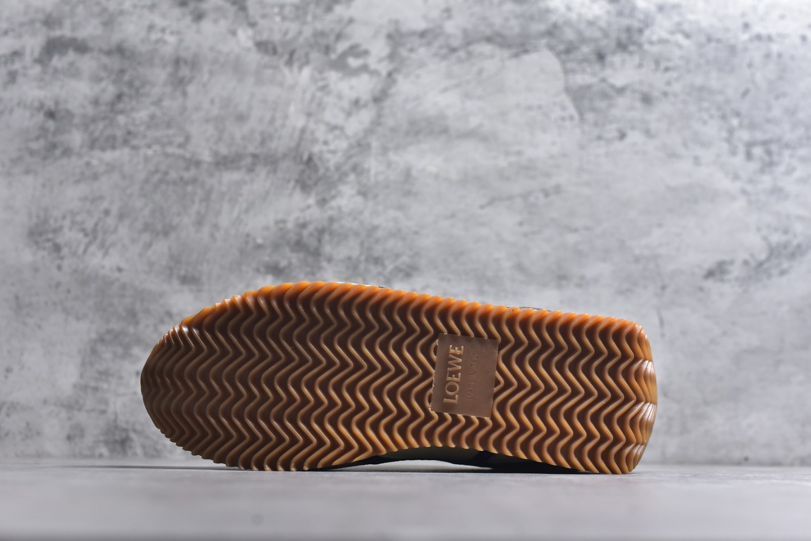 图片[6]-#罗意威Loewe Ballet Runner 2.0 Sneakers 芭蕾舞2.0系列阿甘复古风德训薄底百搭休闲运动鞋 市面最高性价比 实体平台跑量 主打推荐好货 采用反绒牛皮革拼接头层皮饰片鞋面材质鞋身原装高密度防刮尼龙面料,极好柔软效果双层乳胶缓震鞋垫外部搭配轻量EVA缓震组合橡胶防滑片装外底不对称鞋头设计、袜状内部结构，轻盈橡胶外底延伸至鞋头 20 毫米鞋跟，附白色和同色系鞋带侧面饰有 L 徽标，鞋舌饰有压纹 Anagram 后跟标签饰有注塑橡胶 LOEWE 标志升级原楦型开发纸版全手工拉帮工艺成型 尺码：35 36 37 38 39 40 41 42 43 44 45-选品中心
