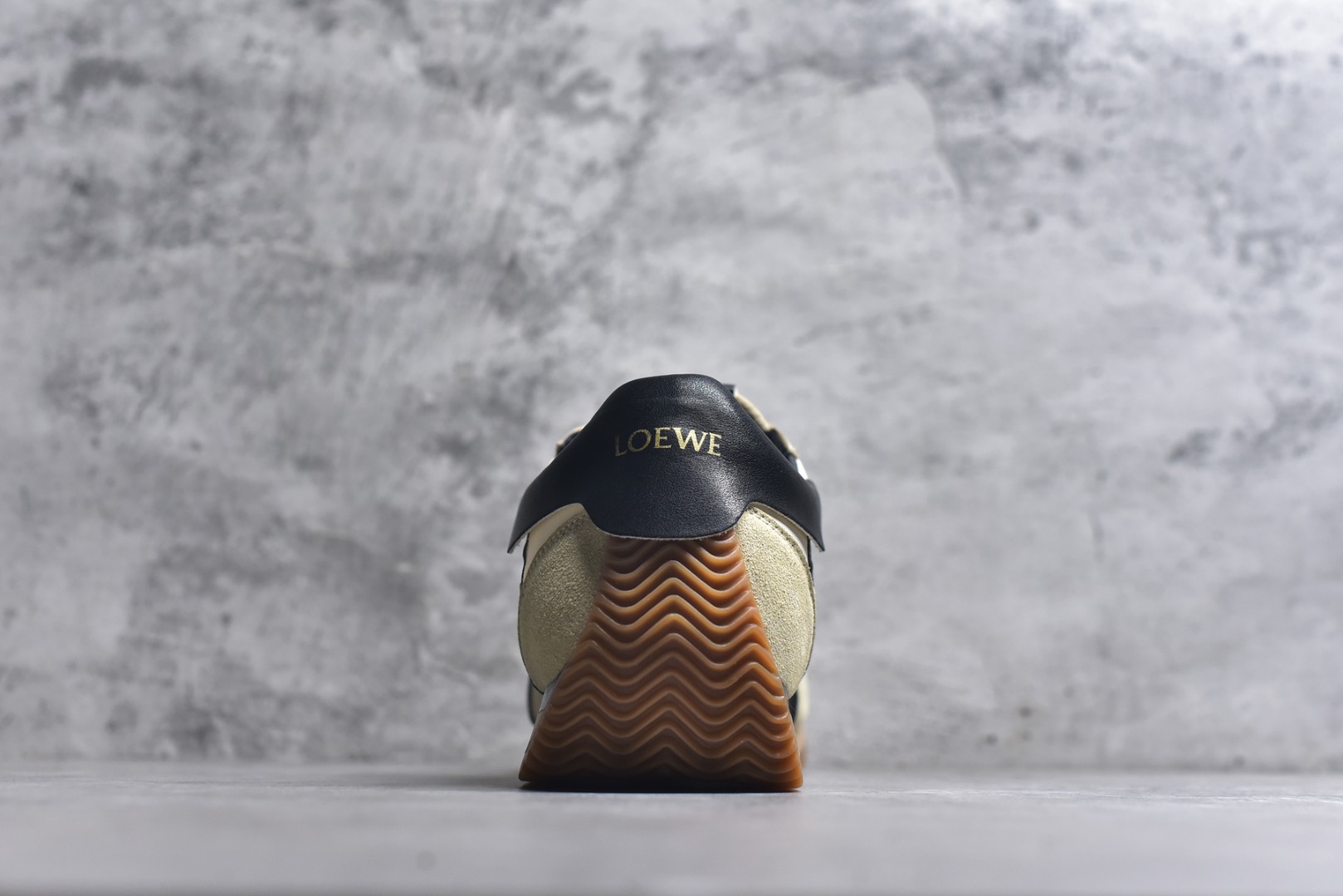 图片[5]-#罗意威Loewe Ballet Runner 2.0 Sneakers 芭蕾舞2.0系列阿甘复古风德训薄底百搭休闲运动鞋 市面最高性价比 实体平台跑量 主打推荐好货 采用反绒牛皮革拼接头层皮饰片鞋面材质鞋身原装高密度防刮尼龙面料,极好柔软效果双层乳胶缓震鞋垫外部搭配轻量EVA缓震组合橡胶防滑片装外底不对称鞋头设计、袜状内部结构，轻盈橡胶外底延伸至鞋头 20 毫米鞋跟，附白色和同色系鞋带侧面饰有 L 徽标，鞋舌饰有压纹 Anagram 后跟标签饰有注塑橡胶 LOEWE 标志升级原楦型开发纸版全手工拉帮工艺成型 尺码：35 36 37 38 39 40 41 42 43 44 45-选品中心