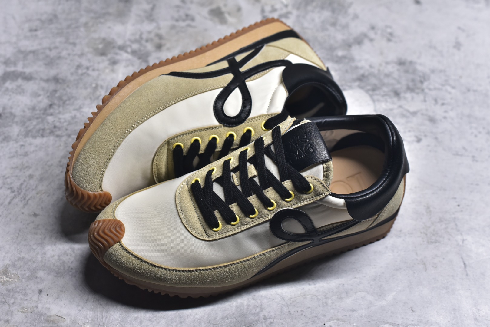 图片[7]-#罗意威Loewe Ballet Runner 2.0 Sneakers 芭蕾舞2.0系列阿甘复古风德训薄底百搭休闲运动鞋 市面最高性价比 实体平台跑量 主打推荐好货 采用反绒牛皮革拼接头层皮饰片鞋面材质鞋身原装高密度防刮尼龙面料,极好柔软效果双层乳胶缓震鞋垫外部搭配轻量EVA缓震组合橡胶防滑片装外底不对称鞋头设计、袜状内部结构，轻盈橡胶外底延伸至鞋头 20 毫米鞋跟，附白色和同色系鞋带侧面饰有 L 徽标，鞋舌饰有压纹 Anagram 后跟标签饰有注塑橡胶 LOEWE 标志升级原楦型开发纸版全手工拉帮工艺成型 尺码：35 36 37 38 39 40 41 42 43 44 45-选品中心