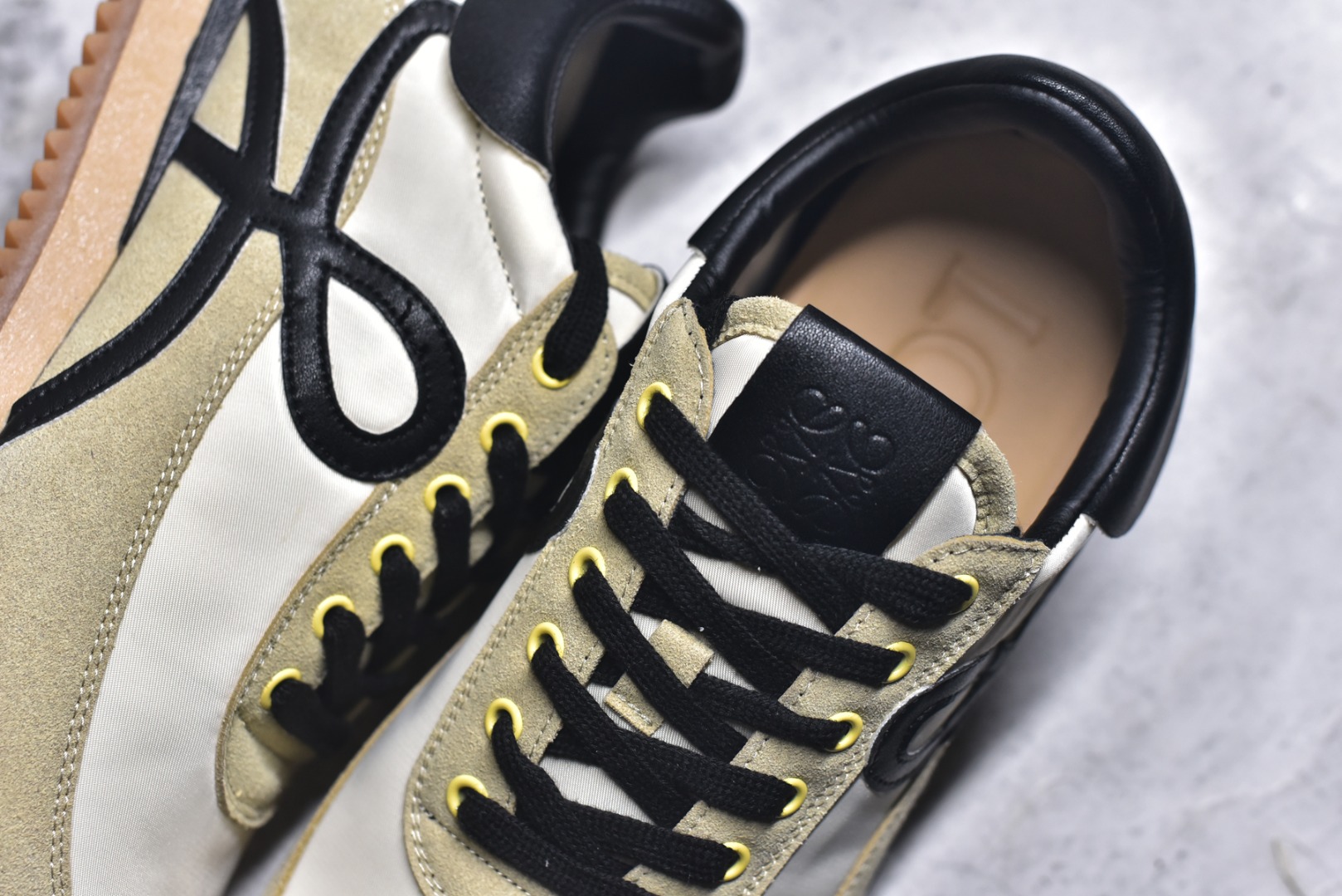 图片[9]-#罗意威Loewe Ballet Runner 2.0 Sneakers 芭蕾舞2.0系列阿甘复古风德训薄底百搭休闲运动鞋 市面最高性价比 实体平台跑量 主打推荐好货 采用反绒牛皮革拼接头层皮饰片鞋面材质鞋身原装高密度防刮尼龙面料,极好柔软效果双层乳胶缓震鞋垫外部搭配轻量EVA缓震组合橡胶防滑片装外底不对称鞋头设计、袜状内部结构，轻盈橡胶外底延伸至鞋头 20 毫米鞋跟，附白色和同色系鞋带侧面饰有 L 徽标，鞋舌饰有压纹 Anagram 后跟标签饰有注塑橡胶 LOEWE 标志升级原楦型开发纸版全手工拉帮工艺成型 尺码：35 36 37 38 39 40 41 42 43 44 45-选品中心