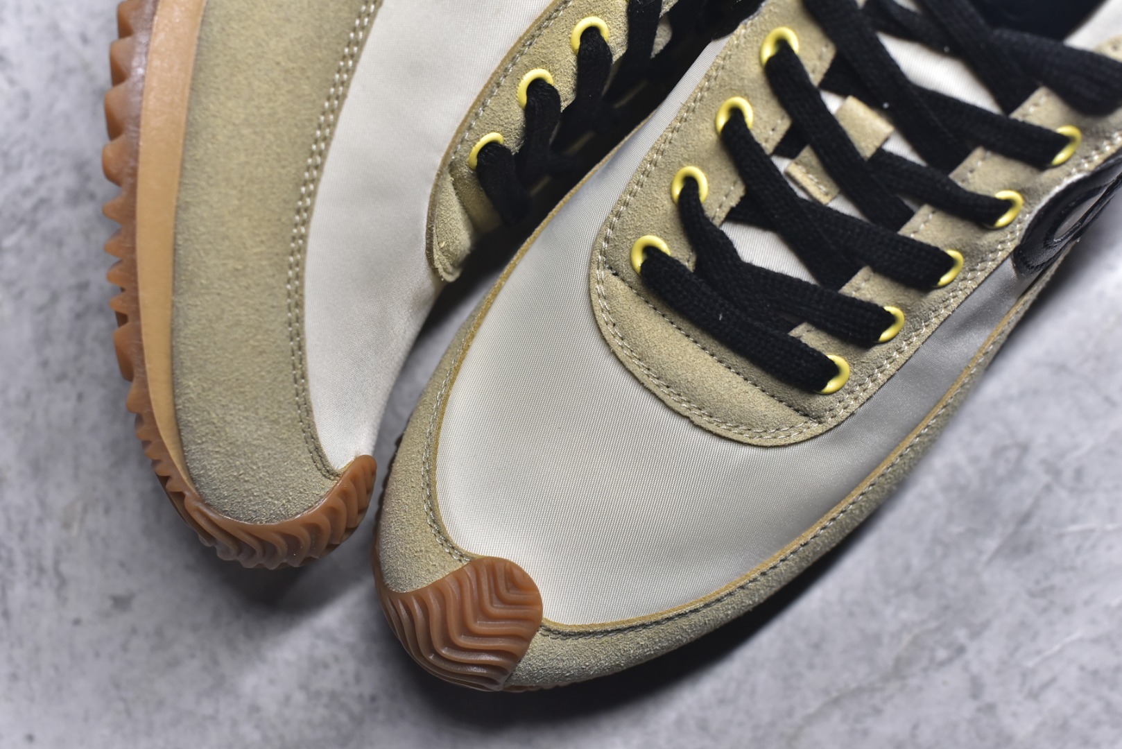 图片[8]-#罗意威Loewe Ballet Runner 2.0 Sneakers 芭蕾舞2.0系列阿甘复古风德训薄底百搭休闲运动鞋 市面最高性价比 实体平台跑量 主打推荐好货 采用反绒牛皮革拼接头层皮饰片鞋面材质鞋身原装高密度防刮尼龙面料,极好柔软效果双层乳胶缓震鞋垫外部搭配轻量EVA缓震组合橡胶防滑片装外底不对称鞋头设计、袜状内部结构，轻盈橡胶外底延伸至鞋头 20 毫米鞋跟，附白色和同色系鞋带侧面饰有 L 徽标，鞋舌饰有压纹 Anagram 后跟标签饰有注塑橡胶 LOEWE 标志升级原楦型开发纸版全手工拉帮工艺成型 尺码：35 36 37 38 39 40 41 42 43 44 45-选品中心