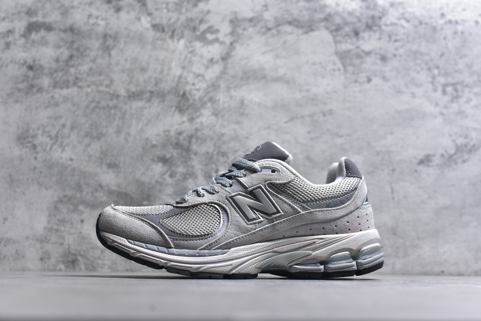 #New balance 2002R Fs 2002R 正宗原装六层组合大底 后掌ABZORB，后掌N-ERGY避震系统 大底N-DURANCE 从不弄虚作假 区别市面描漆一体大底， 皮料方面采用进口荔枝纹理头层磨砂 非市面❌错版猪八/二层磨砂 2002R分越南版和国产版， 1⃣️：越产颜色更深：更好看 国产颜色浅，略逊 2⃣️：越产版型更秀气，相同码数国产肉眼可见鞋型偏长 3⃣️：越产做工粗略 国产做工更为精致 综合以上几点 R版2002R留优去弊 保留国产的精致做工 融入越版的颜色与版型 做出让人赏心悦目的2002R 尺码：36 36.5 37 37.5 38 38.5 39.5 40 40.5 41.5 42 42.5 43 44 44.5 45-选品中心