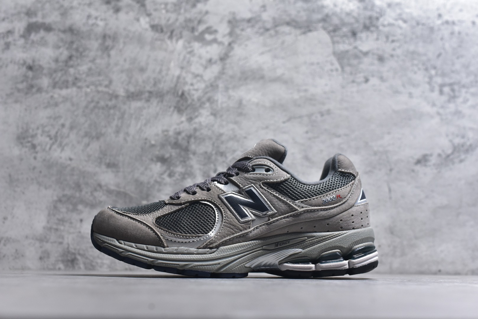 #New balance 2002R Fs 2002R 正宗原装六层组合大底 后掌ABZORB，后掌N-ERGY避震系统 大底N-DURANCE 从不弄虚作假 区别市面描漆一体大底， 皮料方面采用进口荔枝纹理头层磨砂 非市面❌错版猪八/二层磨砂 2002R分越南版和国产版， 1⃣️：越产颜色更深：更好看 国产颜色浅，略逊 2⃣️：越产版型更秀气，相同码数国产肉眼可见鞋型偏长 3⃣️：越产做工粗略 国产做工更为精致 综合以上几点 R版2002R留优去弊 保留国产的精致做工 融入越版的颜色与版型 做出让人赏心悦目的2002R 尺码：36 36.5 37 37.5 38 38.5 39.5 40 40.5 41.5 42 42.5 43 44 44.5 45-选品中心
