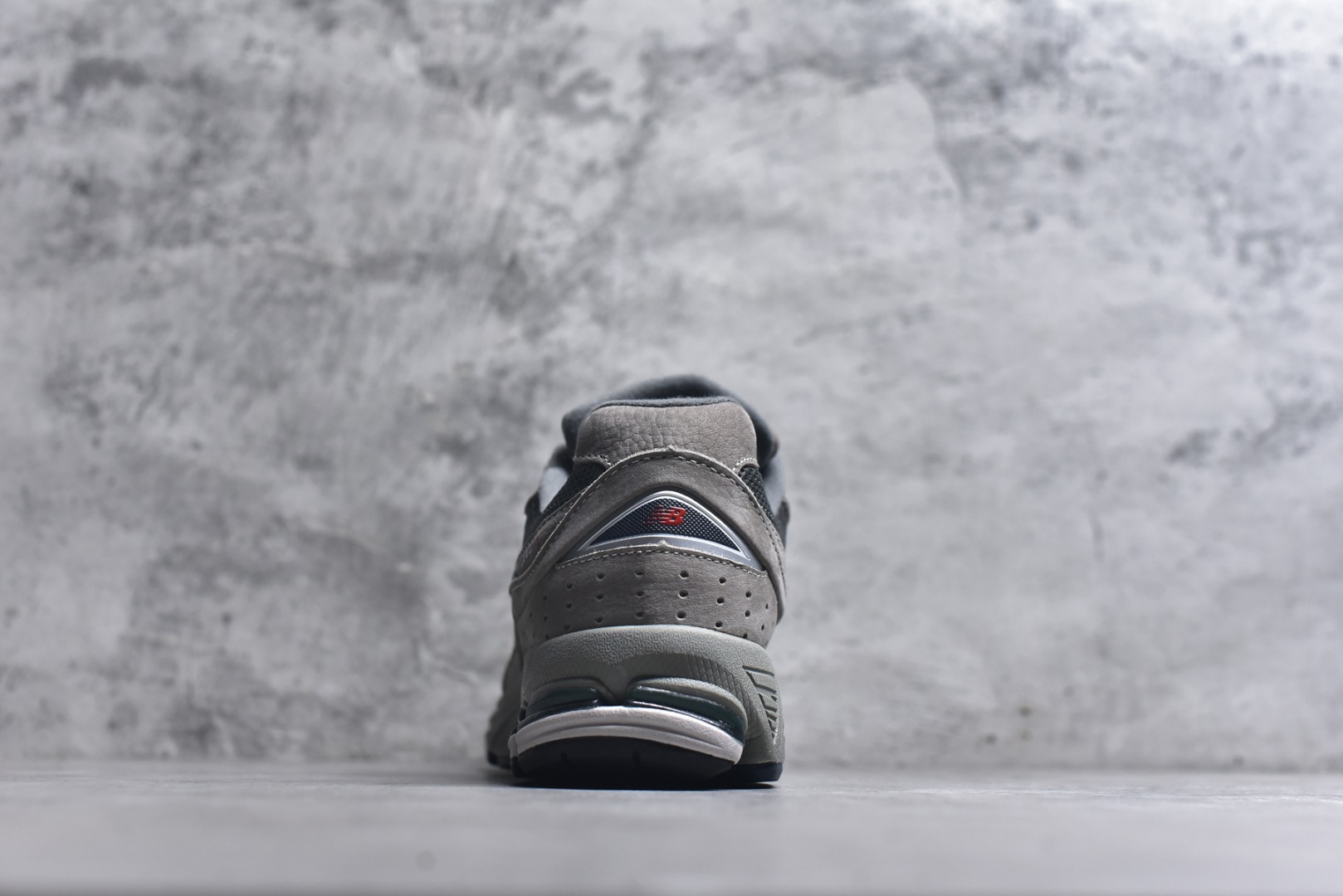 图片[5]-#New balance 2002R Fs 2002R 正宗原装六层组合大底 后掌ABZORB，后掌N-ERGY避震系统 大底N-DURANCE 从不弄虚作假 区别市面描漆一体大底， 皮料方面采用进口荔枝纹理头层磨砂 非市面❌错版猪八/二层磨砂 2002R分越南版和国产版， 1⃣️：越产颜色更深：更好看 国产颜色浅，略逊 2⃣️：越产版型更秀气，相同码数国产肉眼可见鞋型偏长 3⃣️：越产做工粗略 国产做工更为精致 综合以上几点 R版2002R留优去弊 保留国产的精致做工 融入越版的颜色与版型 做出让人赏心悦目的2002R 尺码：36 36.5 37 37.5 38 38.5 39.5 40 40.5 41.5 42 42.5 43 44 44.5 45-选品中心