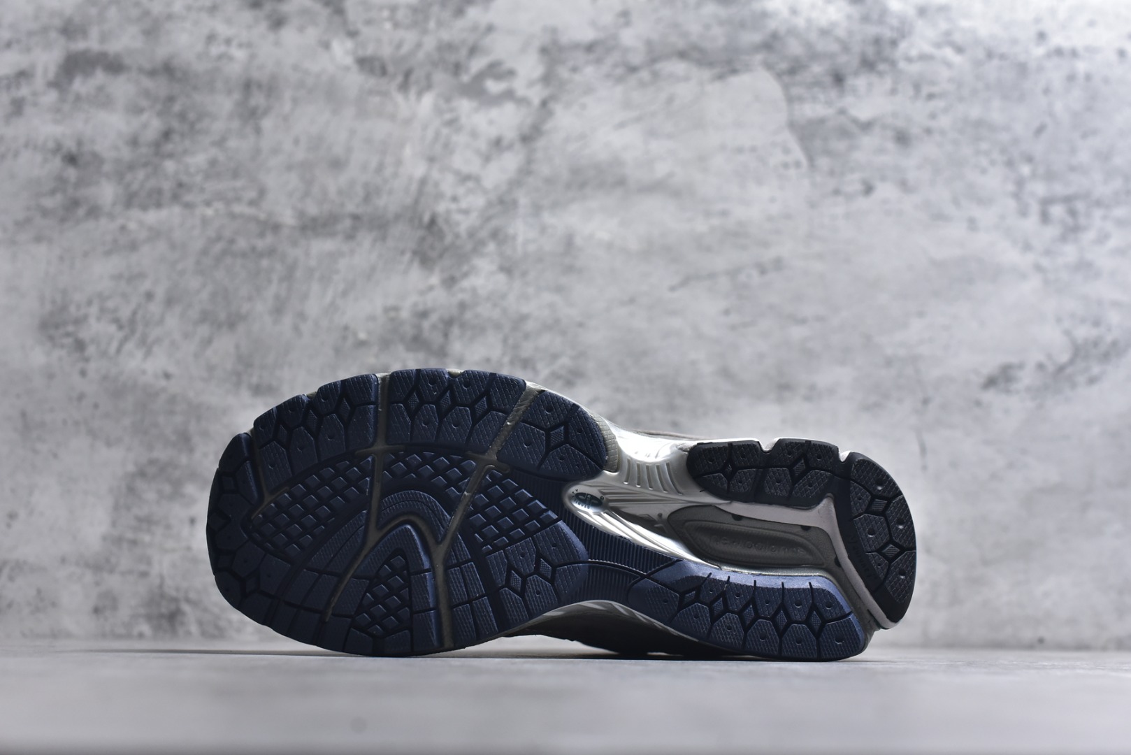 图片[6]-#New balance 2002R Fs 2002R 正宗原装六层组合大底 后掌ABZORB，后掌N-ERGY避震系统 大底N-DURANCE 从不弄虚作假 区别市面描漆一体大底， 皮料方面采用进口荔枝纹理头层磨砂 非市面❌错版猪八/二层磨砂 2002R分越南版和国产版， 1⃣️：越产颜色更深：更好看 国产颜色浅，略逊 2⃣️：越产版型更秀气，相同码数国产肉眼可见鞋型偏长 3⃣️：越产做工粗略 国产做工更为精致 综合以上几点 R版2002R留优去弊 保留国产的精致做工 融入越版的颜色与版型 做出让人赏心悦目的2002R 尺码：36 36.5 37 37.5 38 38.5 39.5 40 40.5 41.5 42 42.5 43 44 44.5 45-选品中心