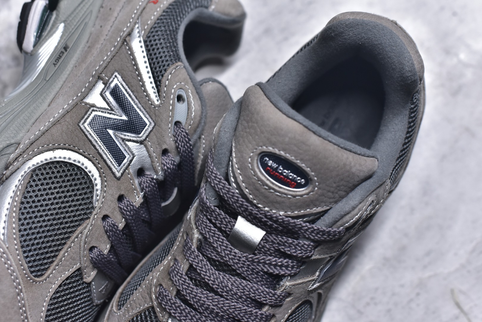 图片[9]-#New balance 2002R Fs 2002R 正宗原装六层组合大底 后掌ABZORB，后掌N-ERGY避震系统 大底N-DURANCE 从不弄虚作假 区别市面描漆一体大底， 皮料方面采用进口荔枝纹理头层磨砂 非市面❌错版猪八/二层磨砂 2002R分越南版和国产版， 1⃣️：越产颜色更深：更好看 国产颜色浅，略逊 2⃣️：越产版型更秀气，相同码数国产肉眼可见鞋型偏长 3⃣️：越产做工粗略 国产做工更为精致 综合以上几点 R版2002R留优去弊 保留国产的精致做工 融入越版的颜色与版型 做出让人赏心悦目的2002R 尺码：36 36.5 37 37.5 38 38.5 39.5 40 40.5 41.5 42 42.5 43 44 44.5 45-选品中心