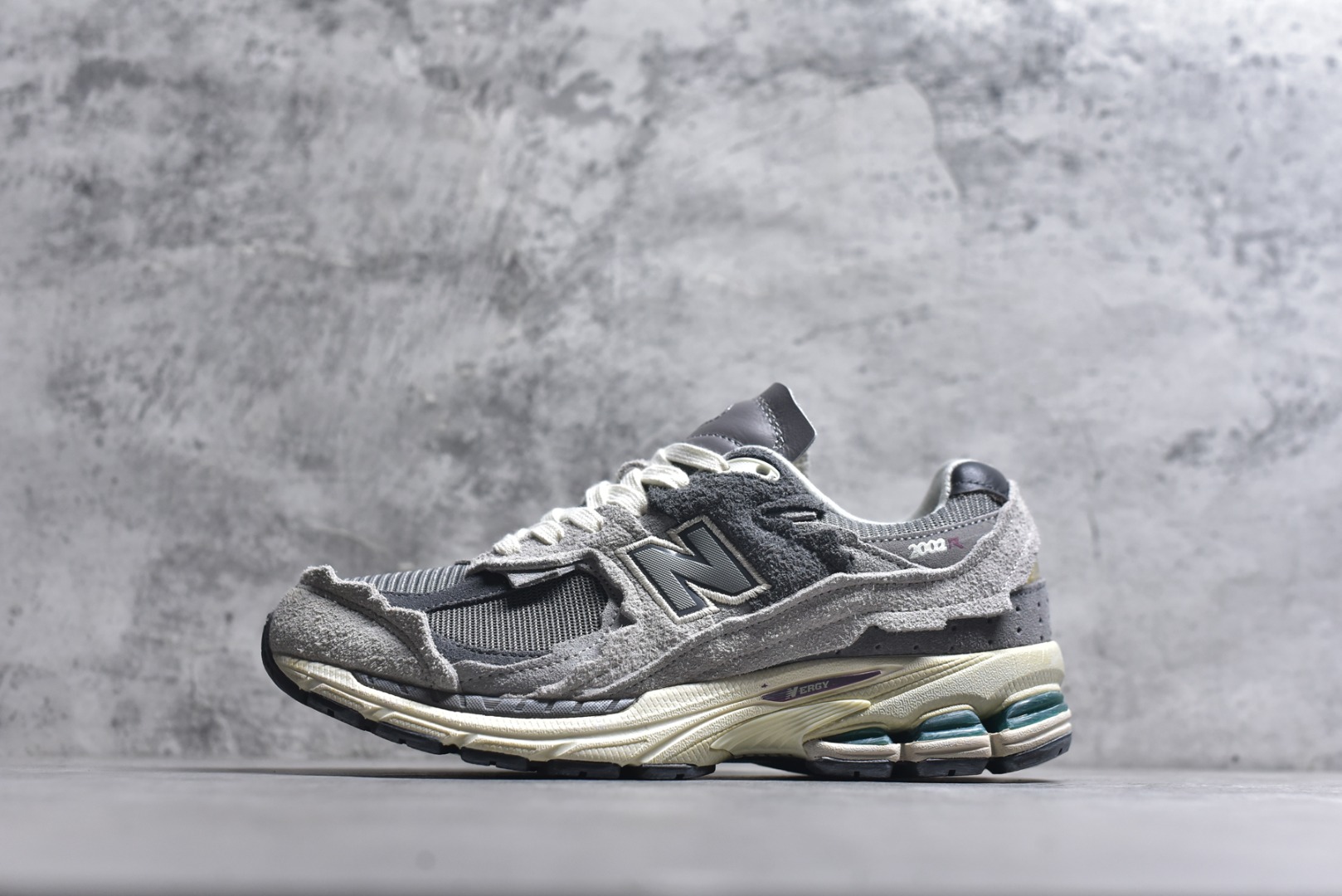 #New balance 2002R Fs 2002R 正宗原装六层组合大底 后掌ABZORB，后掌N-ERGY避震系统 大底N-DURANCE 从不弄虚作假 区别市面描漆一体大底， 皮料方面采用进口荔枝纹理头层磨砂 非市面❌错版猪八/二层磨砂 2002R分越南版和国产版， 1⃣️：越产颜色更深：更好看 国产颜色浅，略逊 2⃣️：越产版型更秀气，相同码数国产肉眼可见鞋型偏长 3⃣️：越产做工粗略 国产做工更为精致 综合以上几点 R版2002R留优去弊 保留国产的精致做工 融入越版的颜色与版型 做出让人赏心悦目的2002R 尺码：36 36.5 37 37.5 38 38.5 39.5 40 40.5 41.5 42 42.5 43 44 44.5 45-选品中心