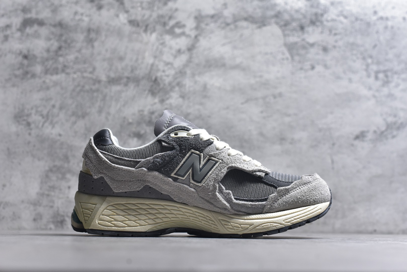 图片[3]-#New balance 2002R Fs 2002R 正宗原装六层组合大底 后掌ABZORB，后掌N-ERGY避震系统 大底N-DURANCE 从不弄虚作假 区别市面描漆一体大底， 皮料方面采用进口荔枝纹理头层磨砂 非市面❌错版猪八/二层磨砂 2002R分越南版和国产版， 1⃣️：越产颜色更深：更好看 国产颜色浅，略逊 2⃣️：越产版型更秀气，相同码数国产肉眼可见鞋型偏长 3⃣️：越产做工粗略 国产做工更为精致 综合以上几点 R版2002R留优去弊 保留国产的精致做工 融入越版的颜色与版型 做出让人赏心悦目的2002R 尺码：36 36.5 37 37.5 38 38.5 39.5 40 40.5 41.5 42 42.5 43 44 44.5 45-选品中心