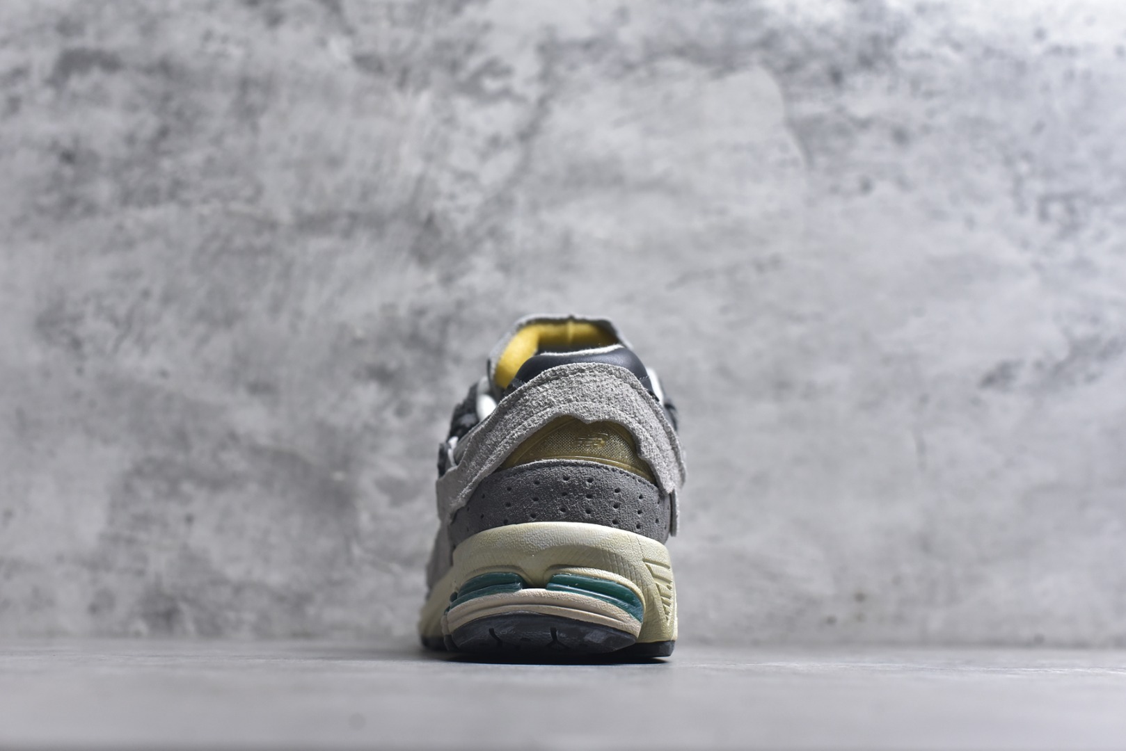 图片[5]-#New balance 2002R Fs 2002R 正宗原装六层组合大底 后掌ABZORB，后掌N-ERGY避震系统 大底N-DURANCE 从不弄虚作假 区别市面描漆一体大底， 皮料方面采用进口荔枝纹理头层磨砂 非市面❌错版猪八/二层磨砂 2002R分越南版和国产版， 1⃣️：越产颜色更深：更好看 国产颜色浅，略逊 2⃣️：越产版型更秀气，相同码数国产肉眼可见鞋型偏长 3⃣️：越产做工粗略 国产做工更为精致 综合以上几点 R版2002R留优去弊 保留国产的精致做工 融入越版的颜色与版型 做出让人赏心悦目的2002R 尺码：36 36.5 37 37.5 38 38.5 39.5 40 40.5 41.5 42 42.5 43 44 44.5 45-选品中心