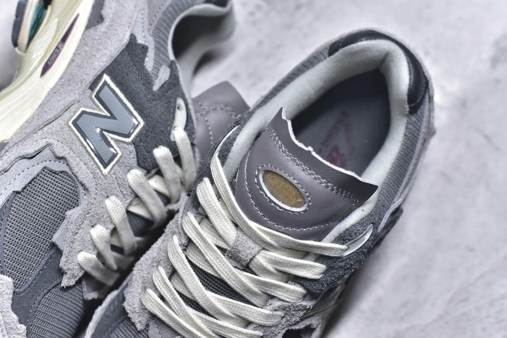 图片[9]-#New balance 2002R Fs 2002R 正宗原装六层组合大底 后掌ABZORB，后掌N-ERGY避震系统 大底N-DURANCE 从不弄虚作假 区别市面描漆一体大底， 皮料方面采用进口荔枝纹理头层磨砂 非市面❌错版猪八/二层磨砂 2002R分越南版和国产版， 1⃣️：越产颜色更深：更好看 国产颜色浅，略逊 2⃣️：越产版型更秀气，相同码数国产肉眼可见鞋型偏长 3⃣️：越产做工粗略 国产做工更为精致 综合以上几点 R版2002R留优去弊 保留国产的精致做工 融入越版的颜色与版型 做出让人赏心悦目的2002R 尺码：36 36.5 37 37.5 38 38.5 39.5 40 40.5 41.5 42 42.5 43 44 44.5 45-选品中心
