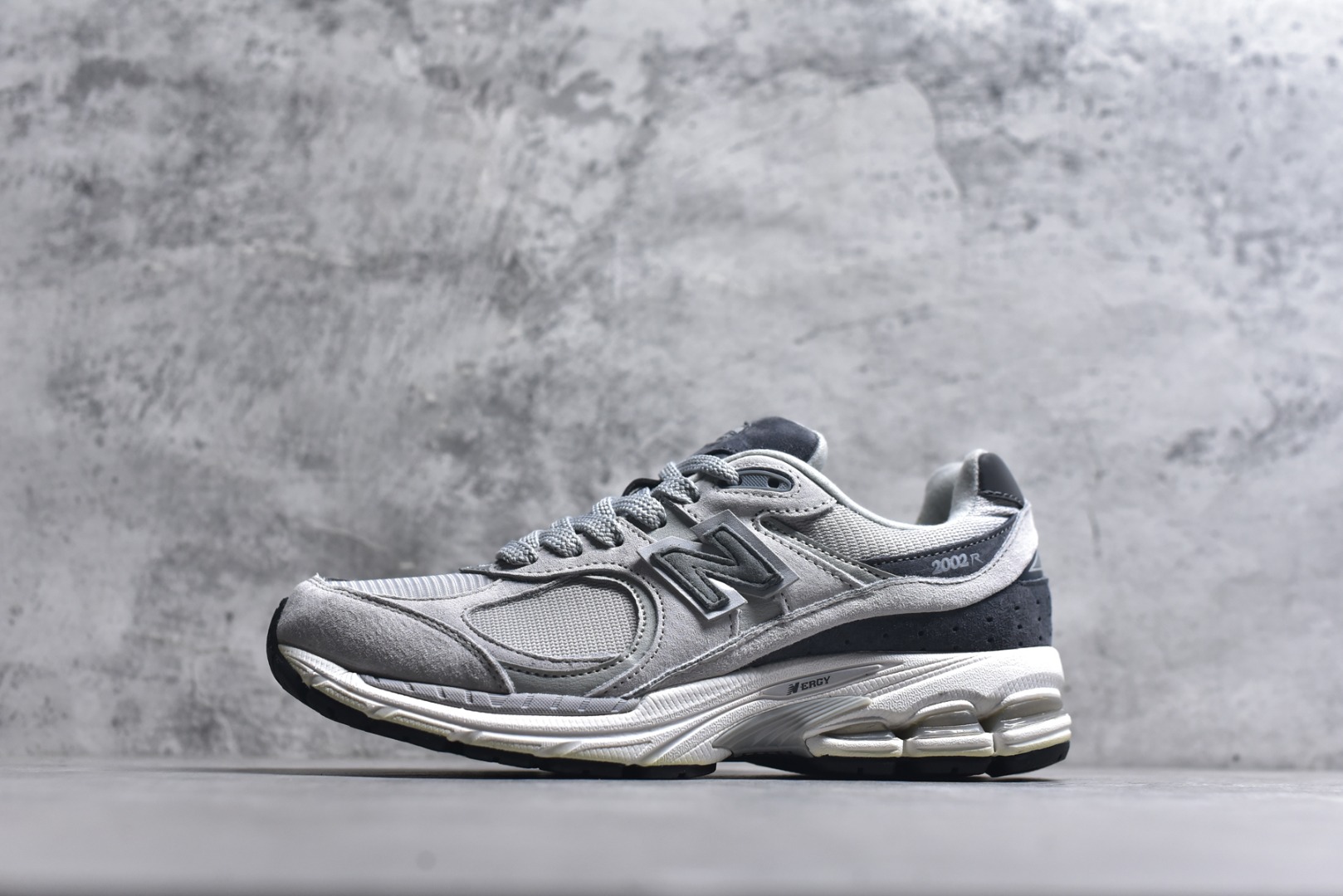 #New balance 2002R Fs 2002R 正宗原装六层组合大底 后掌ABZORB，后掌N-ERGY避震系统 大底N-DURANCE 从不弄虚作假 区别市面描漆一体大底， 皮料方面采用进口荔枝纹理头层磨砂 非市面❌错版猪八/二层磨砂 2002R分越南版和国产版， 1⃣️：越产颜色更深：更好看 国产颜色浅，略逊 2⃣️：越产版型更秀气，相同码数国产肉眼可见鞋型偏长 3⃣️：越产做工粗略 国产做工更为精致 综合以上几点 R版2002R留优去弊 保留国产的精致做工 融入越版的颜色与版型 做出让人赏心悦目的2002R 尺码：36 36.5 37 37.5 38 38.5 39.5 40 40.5 41.5 42 42.5 43 44 44.5 45-选品中心