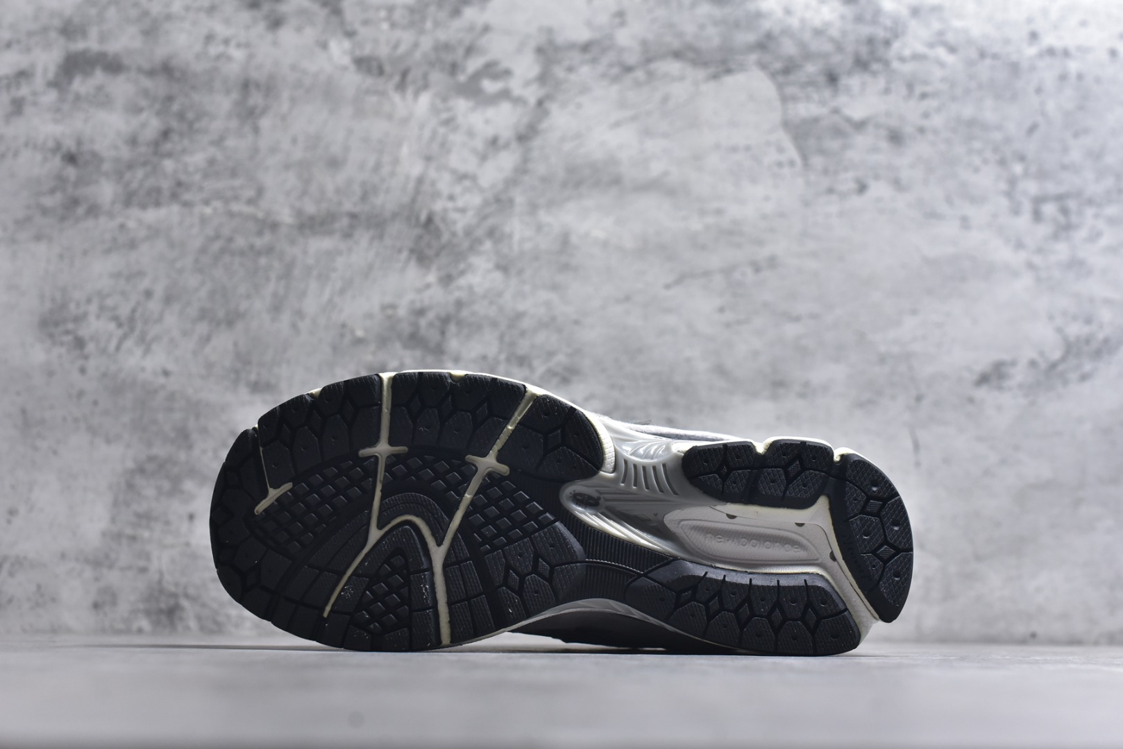 图片[6]-#New balance 2002R Fs 2002R 正宗原装六层组合大底 后掌ABZORB，后掌N-ERGY避震系统 大底N-DURANCE 从不弄虚作假 区别市面描漆一体大底， 皮料方面采用进口荔枝纹理头层磨砂 非市面❌错版猪八/二层磨砂 2002R分越南版和国产版， 1⃣️：越产颜色更深：更好看 国产颜色浅，略逊 2⃣️：越产版型更秀气，相同码数国产肉眼可见鞋型偏长 3⃣️：越产做工粗略 国产做工更为精致 综合以上几点 R版2002R留优去弊 保留国产的精致做工 融入越版的颜色与版型 做出让人赏心悦目的2002R 尺码：36 36.5 37 37.5 38 38.5 39.5 40 40.5 41.5 42 42.5 43 44 44.5 45-选品中心