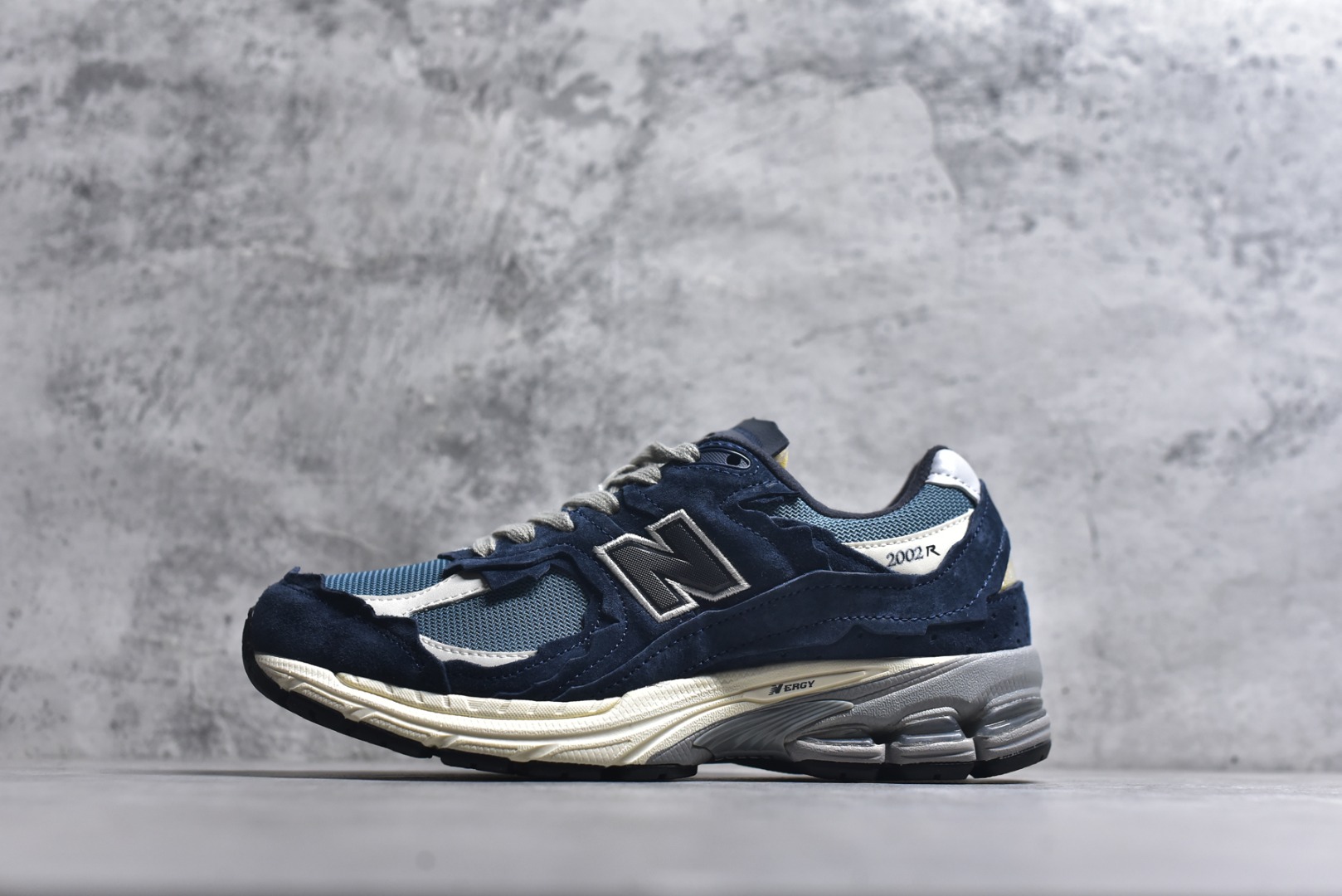 #New balance 2002R Fs 2002R 正宗原装六层组合大底 后掌ABZORB，后掌N-ERGY避震系统 大底N-DURANCE 从不弄虚作假 区别市面描漆一体大底， 皮料方面采用进口荔枝纹理头层磨砂 非市面❌错版猪八/二层磨砂 2002R分越南版和国产版， 1⃣️：越产颜色更深：更好看 国产颜色浅，略逊 2⃣️：越产版型更秀气，相同码数国产肉眼可见鞋型偏长 3⃣️：越产做工粗略 国产做工更为精致 综合以上几点 R版2002R留优去弊 保留国产的精致做工 融入越版的颜色与版型 做出让人赏心悦目的2002R 尺码：36 36.5 37 37.5 38 38.5 39.5 40 40.5 41.5 42 42.5 43 44 44.5 45-选品中心