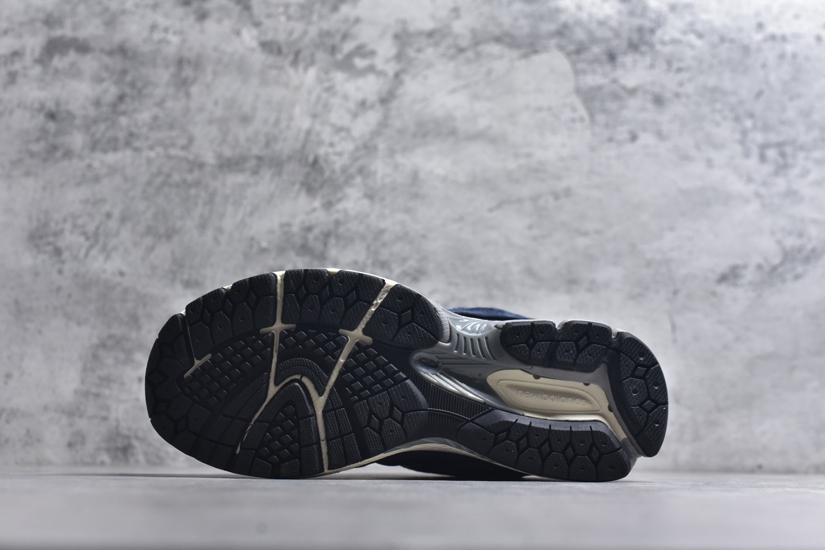 图片[6]-#New balance 2002R Fs 2002R 正宗原装六层组合大底 后掌ABZORB，后掌N-ERGY避震系统 大底N-DURANCE 从不弄虚作假 区别市面描漆一体大底， 皮料方面采用进口荔枝纹理头层磨砂 非市面❌错版猪八/二层磨砂 2002R分越南版和国产版， 1⃣️：越产颜色更深：更好看 国产颜色浅，略逊 2⃣️：越产版型更秀气，相同码数国产肉眼可见鞋型偏长 3⃣️：越产做工粗略 国产做工更为精致 综合以上几点 R版2002R留优去弊 保留国产的精致做工 融入越版的颜色与版型 做出让人赏心悦目的2002R 尺码：36 36.5 37 37.5 38 38.5 39.5 40 40.5 41.5 42 42.5 43 44 44.5 45-选品中心