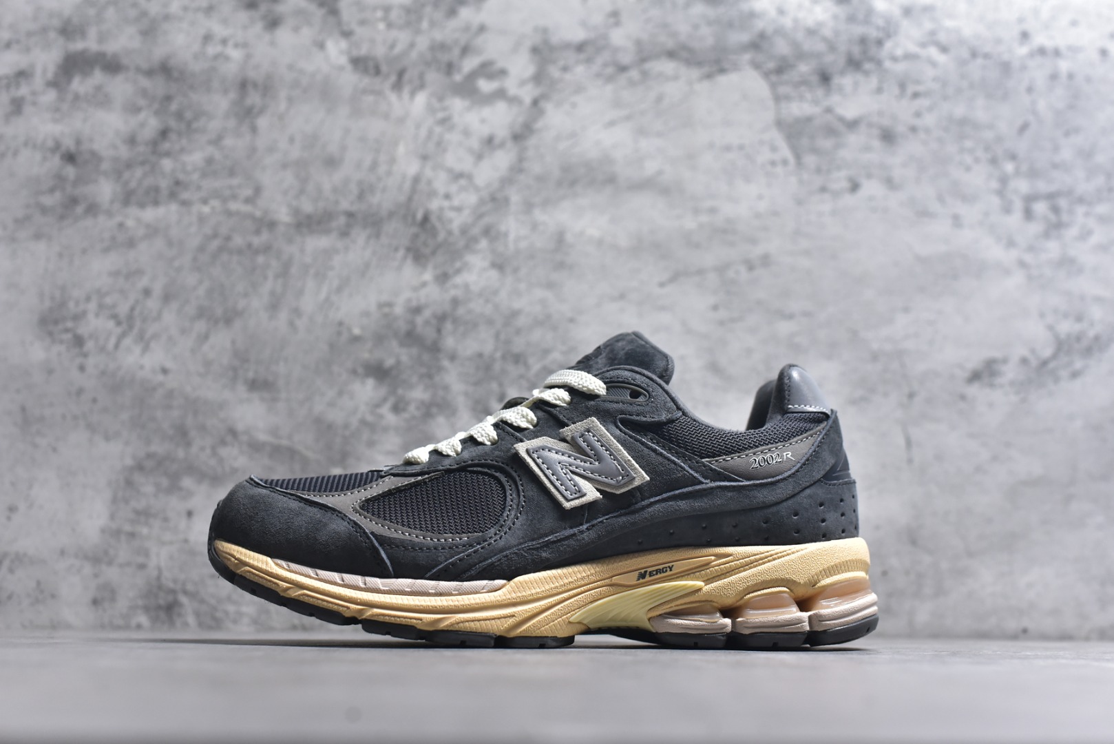 #New balance 2002R Fs 2002R 正宗原装六层组合大底 后掌ABZORB，后掌N-ERGY避震系统 大底N-DURANCE 从不弄虚作假 区别市面描漆一体大底， 皮料方面采用进口荔枝纹理头层磨砂 非市面❌错版猪八/二层磨砂 2002R分越南版和国产版， 1⃣️：越产颜色更深：更好看 国产颜色浅，略逊 2⃣️：越产版型更秀气，相同码数国产肉眼可见鞋型偏长 3⃣️：越产做工粗略 国产做工更为精致 综合以上几点 R版2002R留优去弊 保留国产的精致做工 融入越版的颜色与版型 做出让人赏心悦目的2002R 尺码：36 36.5 37 37.5 38 38.5 39.5 40 40.5 41.5 42 42.5 43 44 44.5 45-选品中心