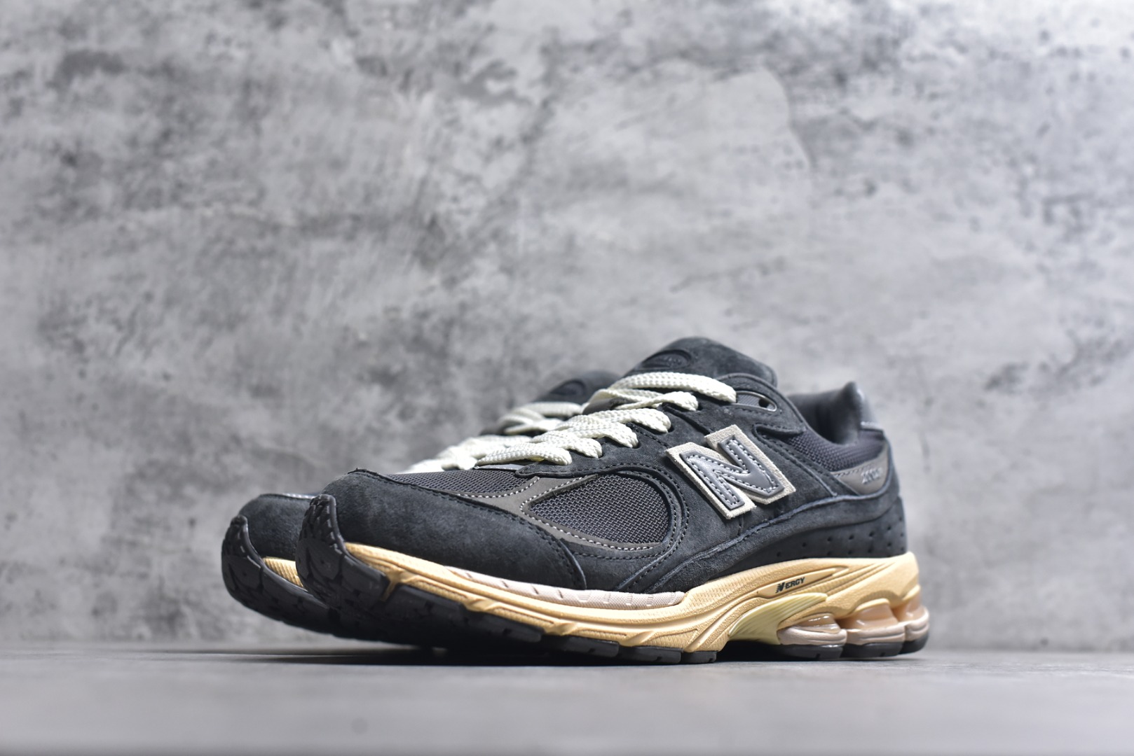 图片[2]-#New balance 2002R Fs 2002R 正宗原装六层组合大底 后掌ABZORB，后掌N-ERGY避震系统 大底N-DURANCE 从不弄虚作假 区别市面描漆一体大底， 皮料方面采用进口荔枝纹理头层磨砂 非市面❌错版猪八/二层磨砂 2002R分越南版和国产版， 1⃣️：越产颜色更深：更好看 国产颜色浅，略逊 2⃣️：越产版型更秀气，相同码数国产肉眼可见鞋型偏长 3⃣️：越产做工粗略 国产做工更为精致 综合以上几点 R版2002R留优去弊 保留国产的精致做工 融入越版的颜色与版型 做出让人赏心悦目的2002R 尺码：36 36.5 37 37.5 38 38.5 39.5 40 40.5 41.5 42 42.5 43 44 44.5 45-选品中心