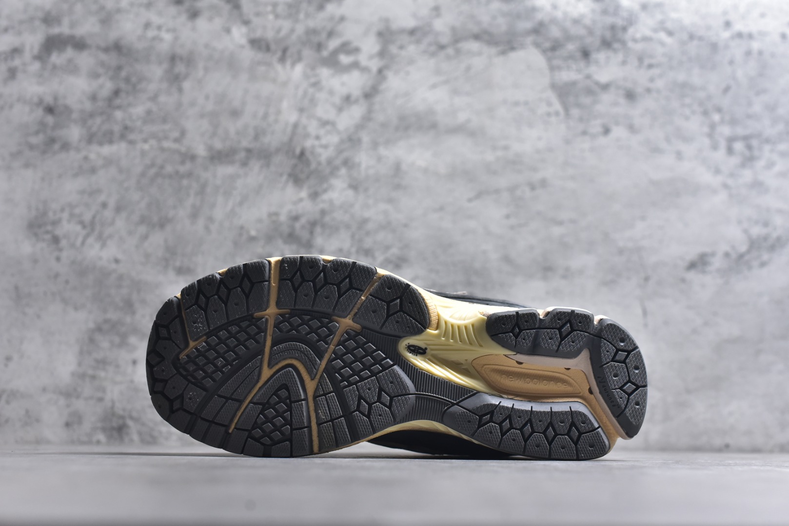 图片[6]-#New balance 2002R Fs 2002R 正宗原装六层组合大底 后掌ABZORB，后掌N-ERGY避震系统 大底N-DURANCE 从不弄虚作假 区别市面描漆一体大底， 皮料方面采用进口荔枝纹理头层磨砂 非市面❌错版猪八/二层磨砂 2002R分越南版和国产版， 1⃣️：越产颜色更深：更好看 国产颜色浅，略逊 2⃣️：越产版型更秀气，相同码数国产肉眼可见鞋型偏长 3⃣️：越产做工粗略 国产做工更为精致 综合以上几点 R版2002R留优去弊 保留国产的精致做工 融入越版的颜色与版型 做出让人赏心悦目的2002R 尺码：36 36.5 37 37.5 38 38.5 39.5 40 40.5 41.5 42 42.5 43 44 44.5 45-选品中心