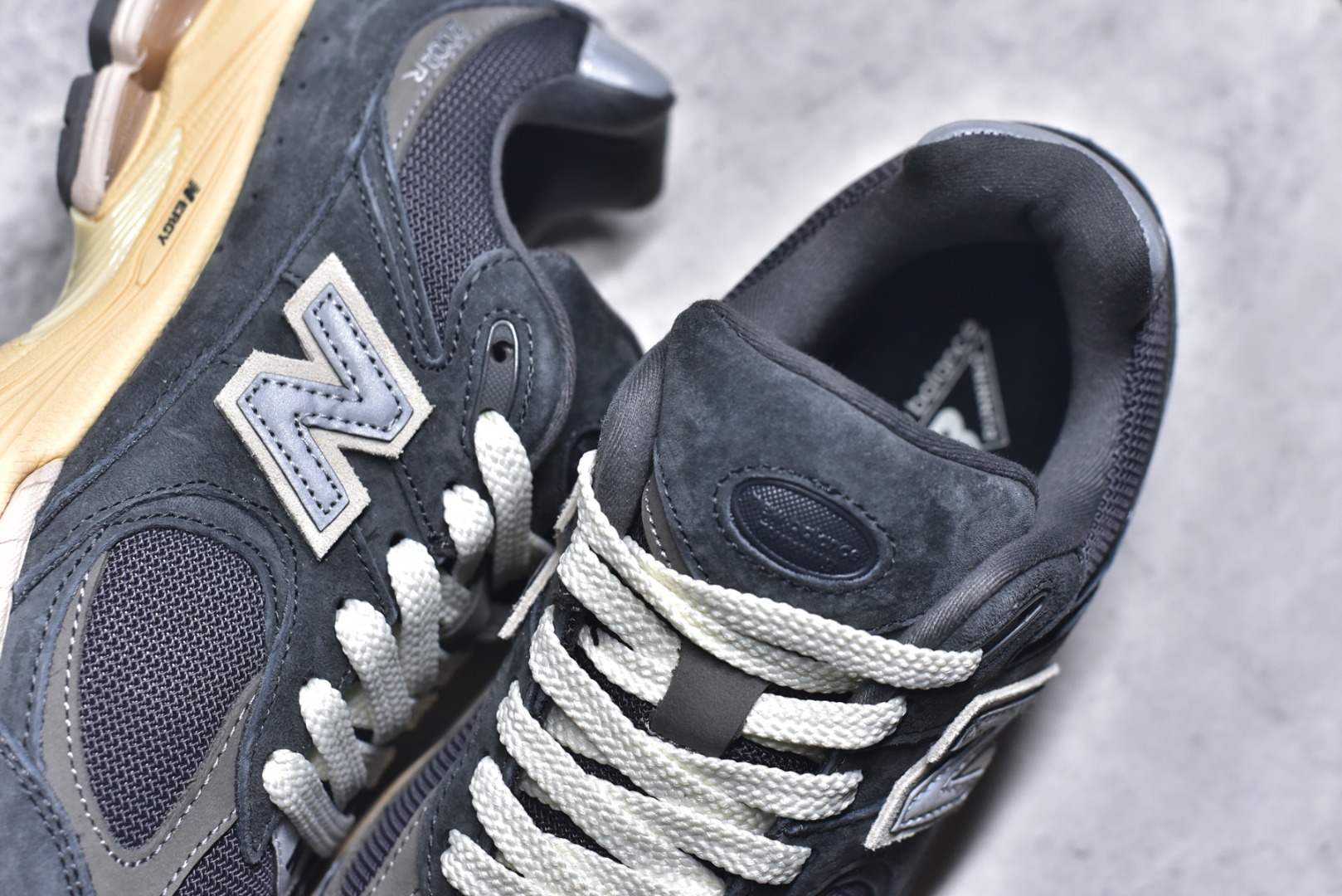 图片[9]-#New balance 2002R Fs 2002R 正宗原装六层组合大底 后掌ABZORB，后掌N-ERGY避震系统 大底N-DURANCE 从不弄虚作假 区别市面描漆一体大底， 皮料方面采用进口荔枝纹理头层磨砂 非市面❌错版猪八/二层磨砂 2002R分越南版和国产版， 1⃣️：越产颜色更深：更好看 国产颜色浅，略逊 2⃣️：越产版型更秀气，相同码数国产肉眼可见鞋型偏长 3⃣️：越产做工粗略 国产做工更为精致 综合以上几点 R版2002R留优去弊 保留国产的精致做工 融入越版的颜色与版型 做出让人赏心悦目的2002R 尺码：36 36.5 37 37.5 38 38.5 39.5 40 40.5 41.5 42 42.5 43 44 44.5 45-选品中心