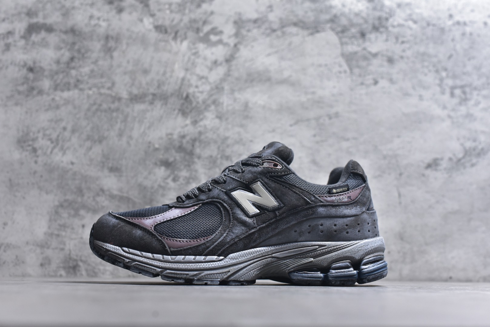 #New balance 2002R Fs 2002R 正宗原装六层组合大底 后掌ABZORB，后掌N-ERGY避震系统 大底N-DURANCE 从不弄虚作假 区别市面描漆一体大底， 皮料方面采用进口荔枝纹理头层磨砂 非市面❌错版猪八/二层磨砂 2002R分越南版和国产版， 1⃣️：越产颜色更深：更好看 国产颜色浅，略逊 2⃣️：越产版型更秀气，相同码数国产肉眼可见鞋型偏长 3⃣️：越产做工粗略 国产做工更为精致 综合以上几点 R版2002R留优去弊 保留国产的精致做工 融入越版的颜色与版型 做出让人赏心悦目的2002R 尺码：36 36.5 37 37.5 38 38.5 39.5 40 40.5 41.5 42 42.5 43 44 44.5 45-选品中心