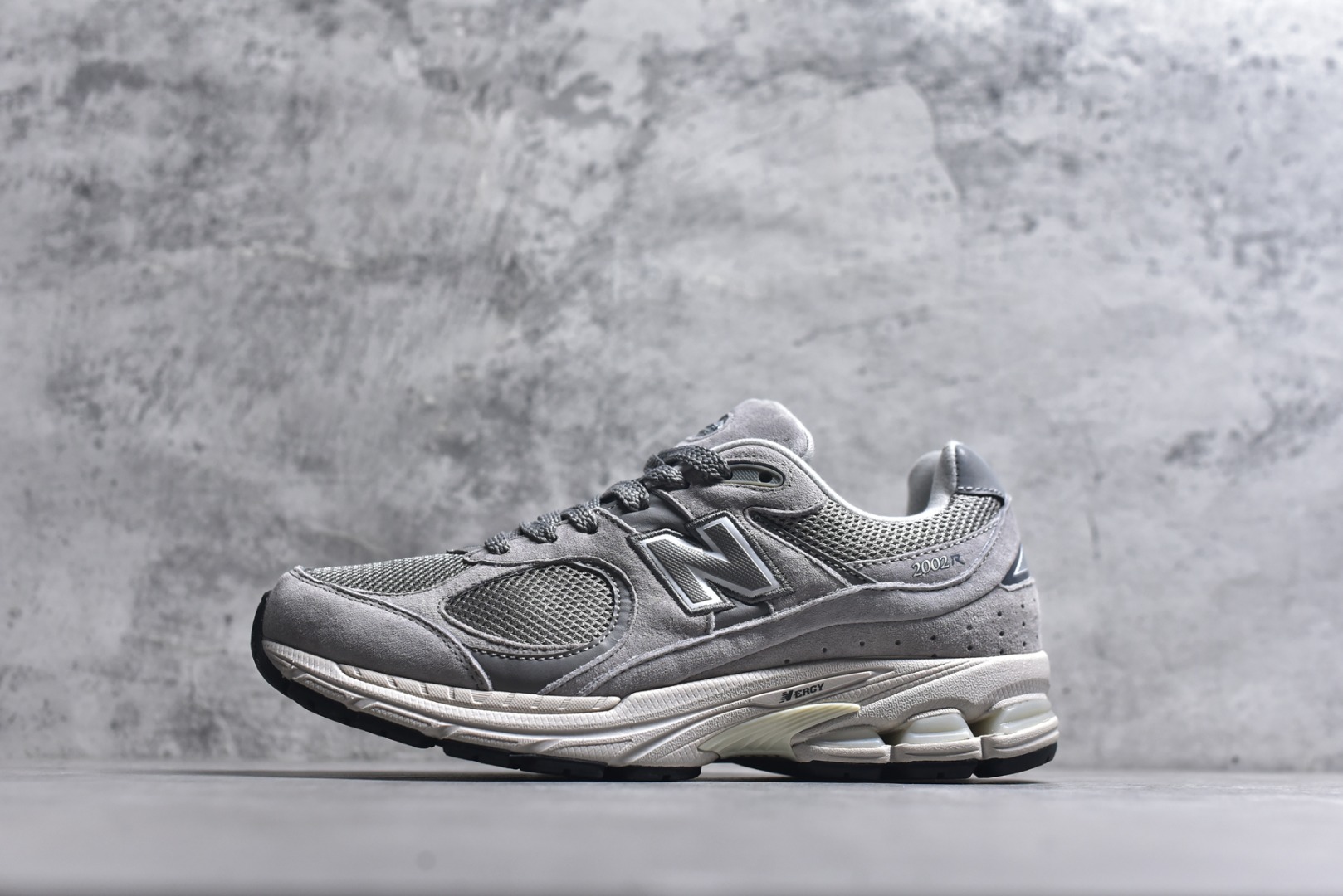 #New balance 2002R Fs 2002R 正宗原装六层组合大底 后掌ABZORB，后掌N-ERGY避震系统 大底N-DURANCE 从不弄虚作假 区别市面描漆一体大底， 皮料方面采用进口荔枝纹理头层磨砂 非市面❌错版猪八/二层磨砂 2002R分越南版和国产版， 1⃣️：越产颜色更深：更好看 国产颜色浅，略逊 2⃣️：越产版型更秀气，相同码数国产肉眼可见鞋型偏长 3⃣️：越产做工粗略 国产做工更为精致 综合以上几点 R版2002R留优去弊 保留国产的精致做工 融入越版的颜色与版型 做出让人赏心悦目的2002R 尺码：36 36.5 37 37.5 38 38.5 39.5 40 40.5 41.5 42 42.5 43 44 44.5 45-选品中心