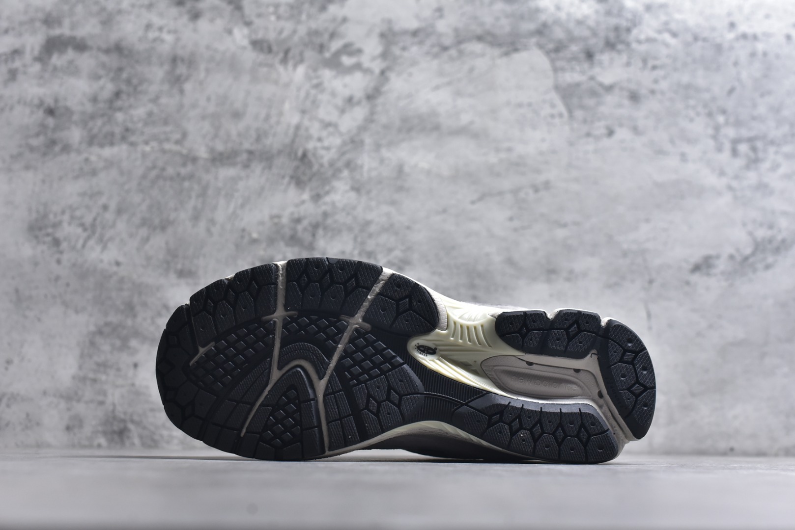 图片[6]-#New balance 2002R Fs 2002R 正宗原装六层组合大底 后掌ABZORB，后掌N-ERGY避震系统 大底N-DURANCE 从不弄虚作假 区别市面描漆一体大底， 皮料方面采用进口荔枝纹理头层磨砂 非市面❌错版猪八/二层磨砂 2002R分越南版和国产版， 1⃣️：越产颜色更深：更好看 国产颜色浅，略逊 2⃣️：越产版型更秀气，相同码数国产肉眼可见鞋型偏长 3⃣️：越产做工粗略 国产做工更为精致 综合以上几点 R版2002R留优去弊 保留国产的精致做工 融入越版的颜色与版型 做出让人赏心悦目的2002R 尺码：36 36.5 37 37.5 38 38.5 39.5 40 40.5 41.5 42 42.5 43 44 44.5 45-选品中心