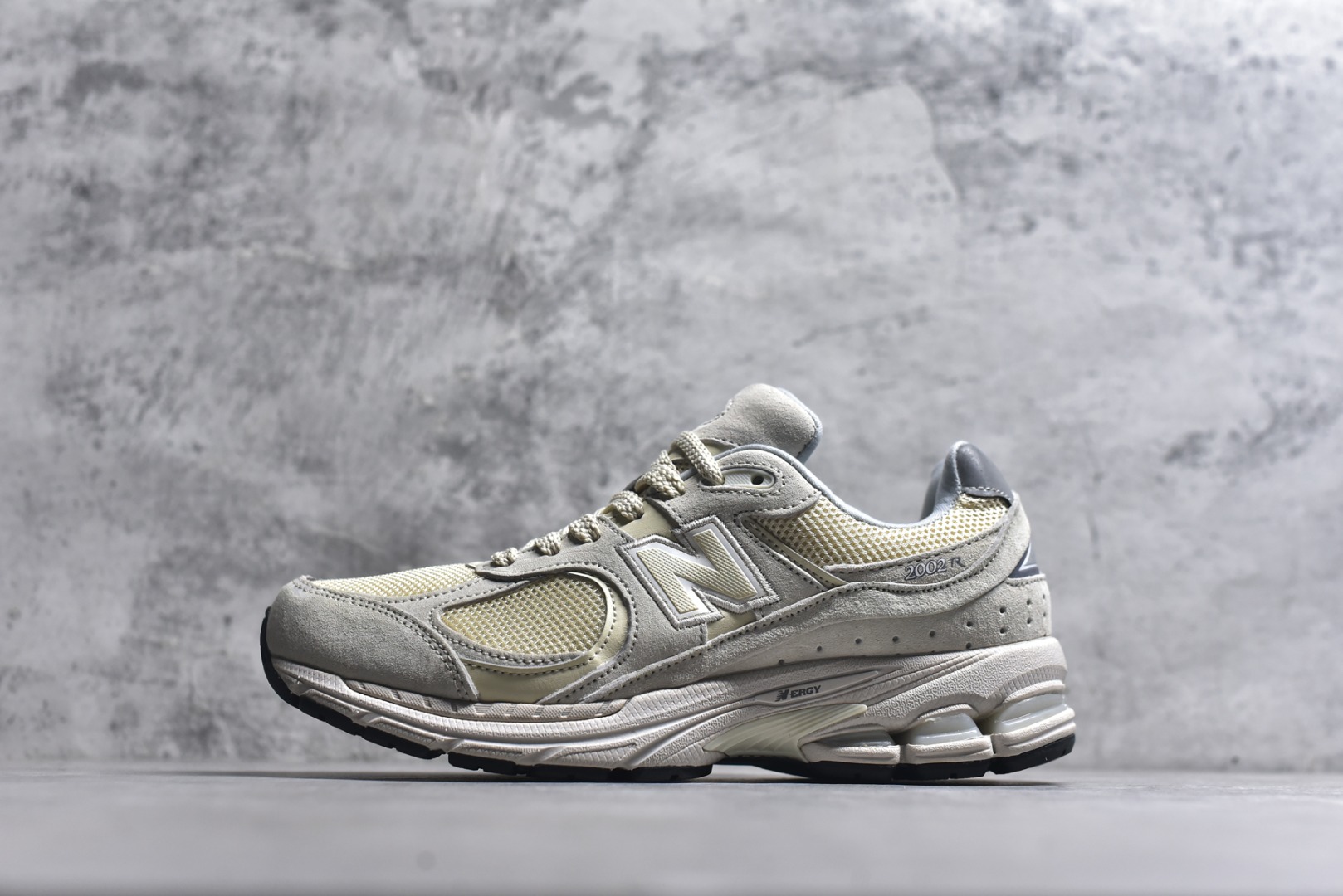 #New balance 2002R Fs 2002R 正宗原装六层组合大底 后掌ABZORB，后掌N-ERGY避震系统 大底N-DURANCE 从不弄虚作假 区别市面描漆一体大底， 皮料方面采用进口荔枝纹理头层磨砂 非市面❌错版猪八/二层磨砂 2002R分越南版和国产版， 1⃣️：越产颜色更深：更好看 国产颜色浅，略逊 2⃣️：越产版型更秀气，相同码数国产肉眼可见鞋型偏长 3⃣️：越产做工粗略 国产做工更为精致 综合以上几点 R版2002R留优去弊 保留国产的精致做工 融入越版的颜色与版型 做出让人赏心悦目的2002R 尺码：36 36.5 37 37.5 38 38.5 39.5 40 40.5 41.5 42 42.5 43 44 44.5 45-选品中心