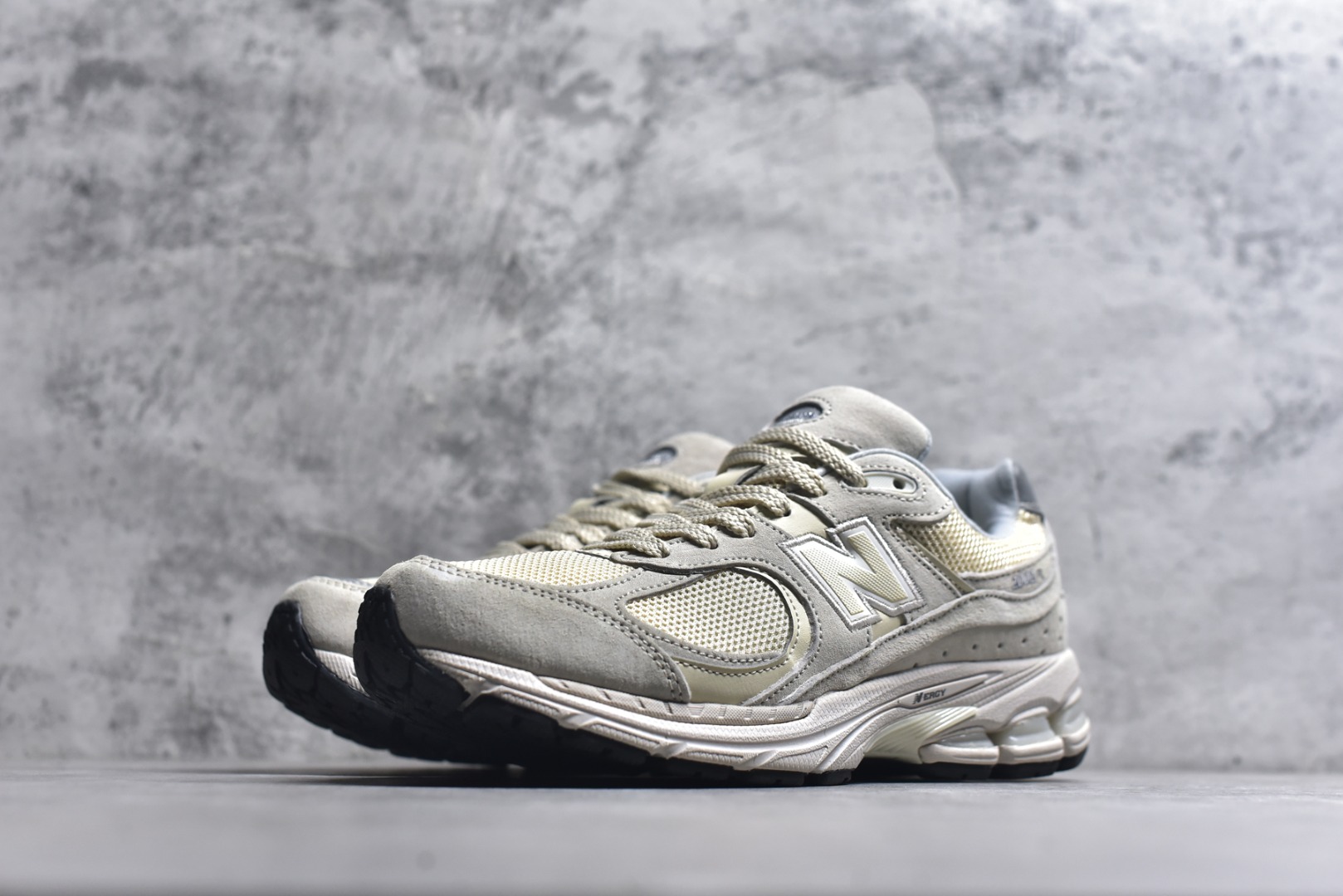 图片[2]-#New balance 2002R Fs 2002R 正宗原装六层组合大底 后掌ABZORB，后掌N-ERGY避震系统 大底N-DURANCE 从不弄虚作假 区别市面描漆一体大底， 皮料方面采用进口荔枝纹理头层磨砂 非市面❌错版猪八/二层磨砂 2002R分越南版和国产版， 1⃣️：越产颜色更深：更好看 国产颜色浅，略逊 2⃣️：越产版型更秀气，相同码数国产肉眼可见鞋型偏长 3⃣️：越产做工粗略 国产做工更为精致 综合以上几点 R版2002R留优去弊 保留国产的精致做工 融入越版的颜色与版型 做出让人赏心悦目的2002R 尺码：36 36.5 37 37.5 38 38.5 39.5 40 40.5 41.5 42 42.5 43 44 44.5 45-选品中心